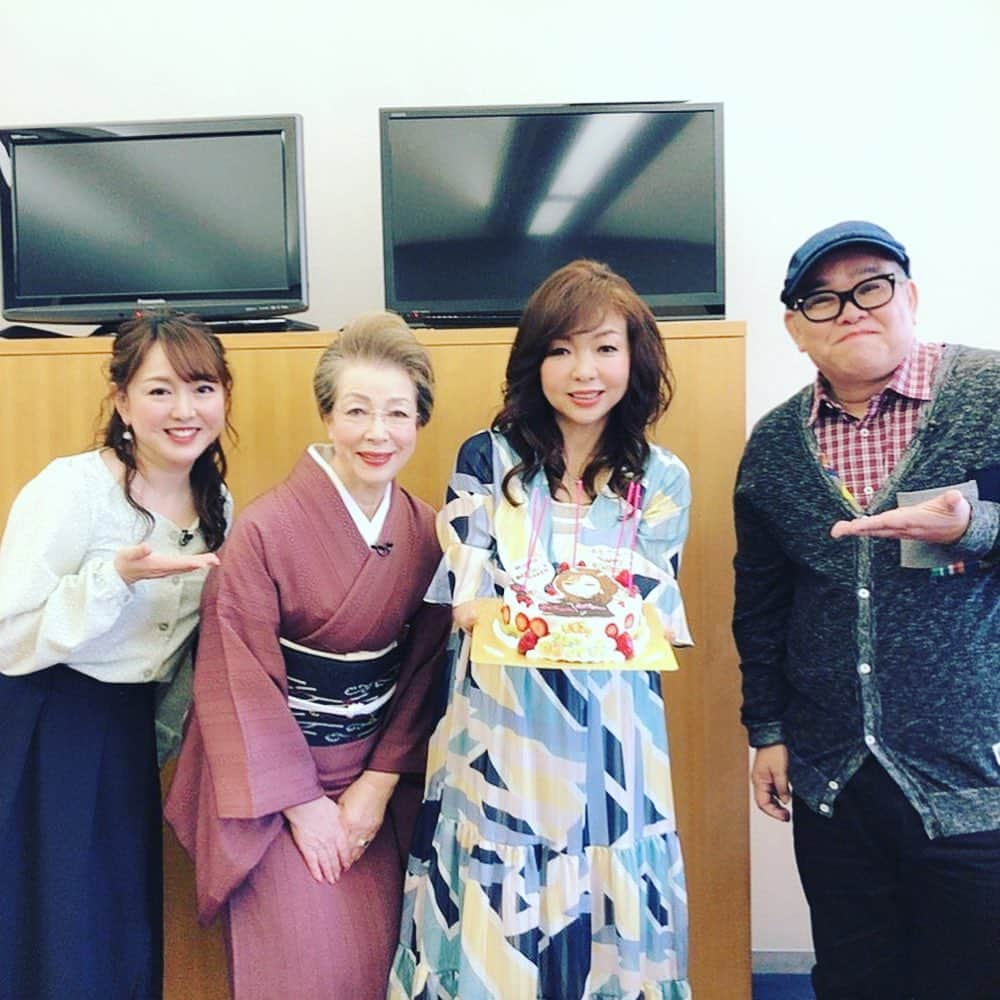 モモコさんのインスタグラム写真 - (モモコInstagram)「はてさて、先月のお誕生日月間、沢山の皆様ありがとうございました💕 ロケ先でも、ケーキ用意していただき感激でした💕  世の中は、心配事だらけですね。 学校が休みになり、親はパートを休まなくてないけなくなり、お店は休まなきゃいけなくなり、どこへも行けなくなり経済もストップ…。 本当に早く落ちついて欲しいです。  S.MOMOは、時間を短縮して、明日からの営業時間は12時〜18時までです。  #ハイヒールモモコ #👠 #👠🍑 #CHANEL #シャネラー #グルメ #誕生日月間 #エスモモ #smomo」3月4日 16時04分 - highheel_momoko