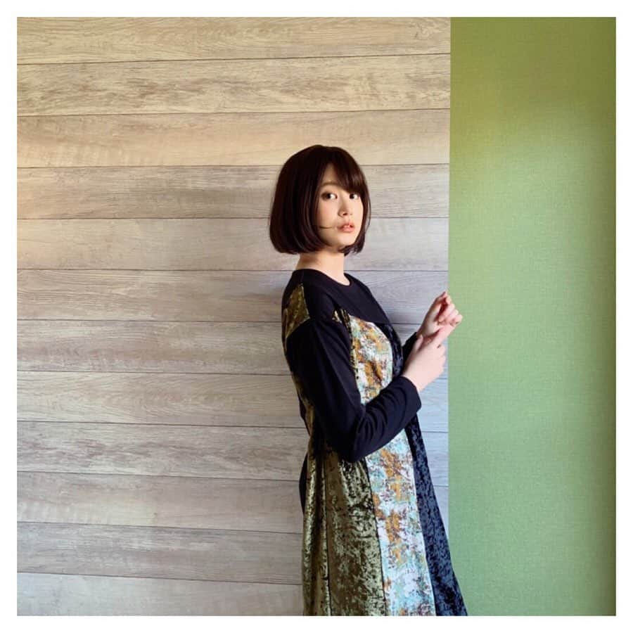 金城茉奈のインスタグラム：「私服さん🌱 このワンピース、柄、ベロア、レースが使われてて可愛いの。 #osmosis#me」