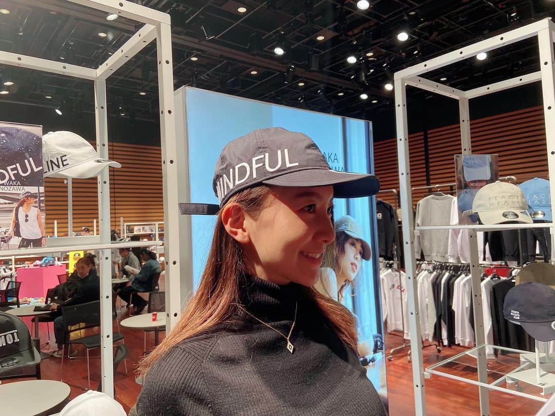 大出千尋のインスタグラム：「@newerajapan A/W 2020 Exhibition🧢🧢🧢 . NEW ERAの展示会へ お目当てのNEW ERAと和香さん @wakanozawa の コラボキャップを目掛けて行ったら和香さんいた❣️ 中々決められずにいた私に、アドバイスをくれた和香さんに感謝です🥺🥺 1枚目の防水キャップと、偶然にもイニシャルの"C"キャップをオーダーしました💕」