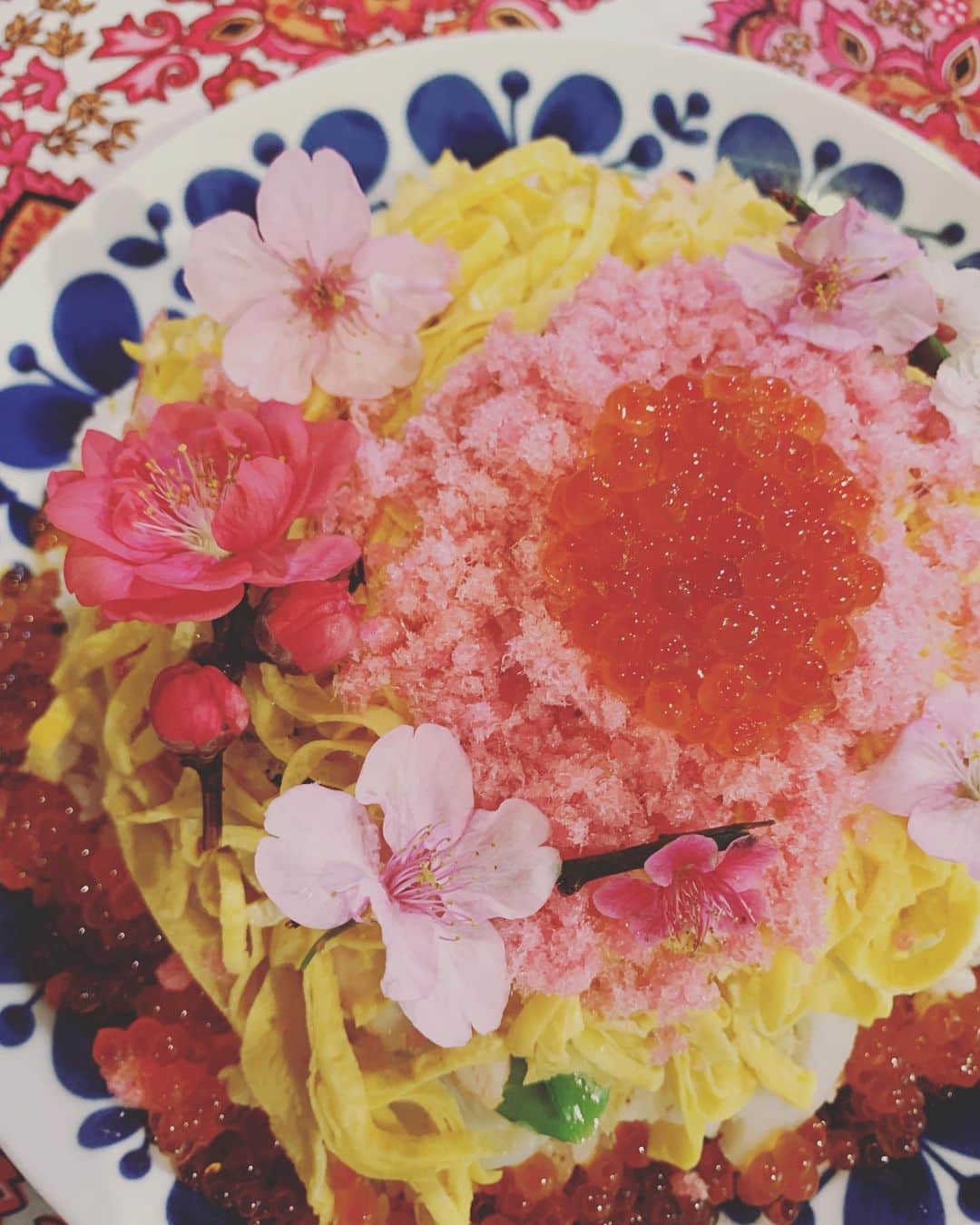 五月女ケイ子さんのインスタグラム写真 - (五月女ケイ子Instagram)「はるが盛り付けたちらし寿司。 刺身やらえんどうやら蓮根やらは全部中に隠れてまする。#雛祭り」3月4日 16時12分 - keikosootome