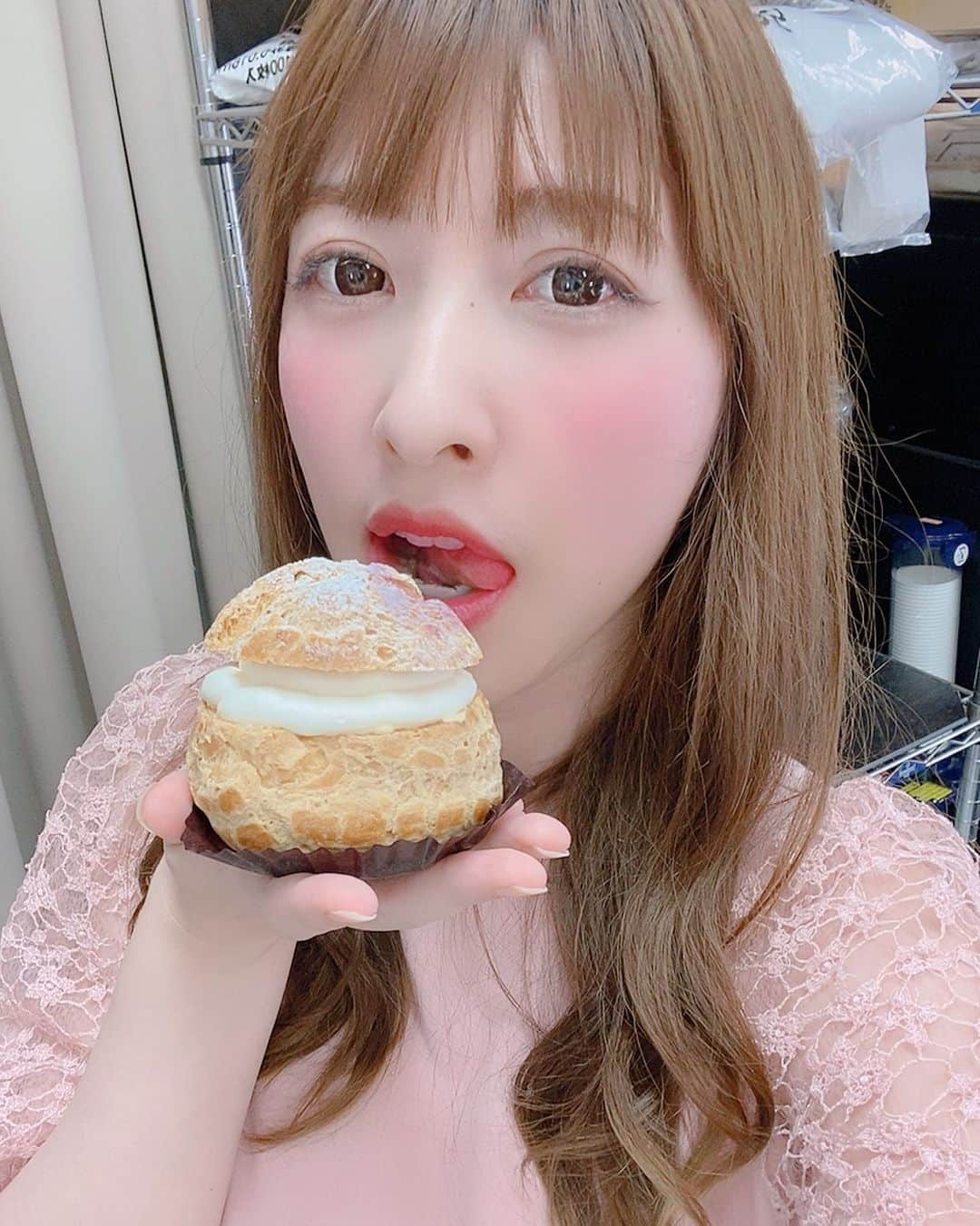 雨宮奈生さんのインスタグラム写真 - (雨宮奈生Instagram)「差し入れありがとうございます！ めちゃおいしかったです！  #雨宮奈生  #グラビアアイドル #グラドル #フォローしてね #ポートレート #グラビア #オフショット #グラドル自画撮り部 #自撮り女子 #自拍 #シュークリーム #甘党 #明日の世界線のわたし頼むよ  #ootd #portrait #model #gravure #idol #japanesegirl #photooftheday #selfie #followme #follow #sweets」3月4日 21時49分 - naoamamiya