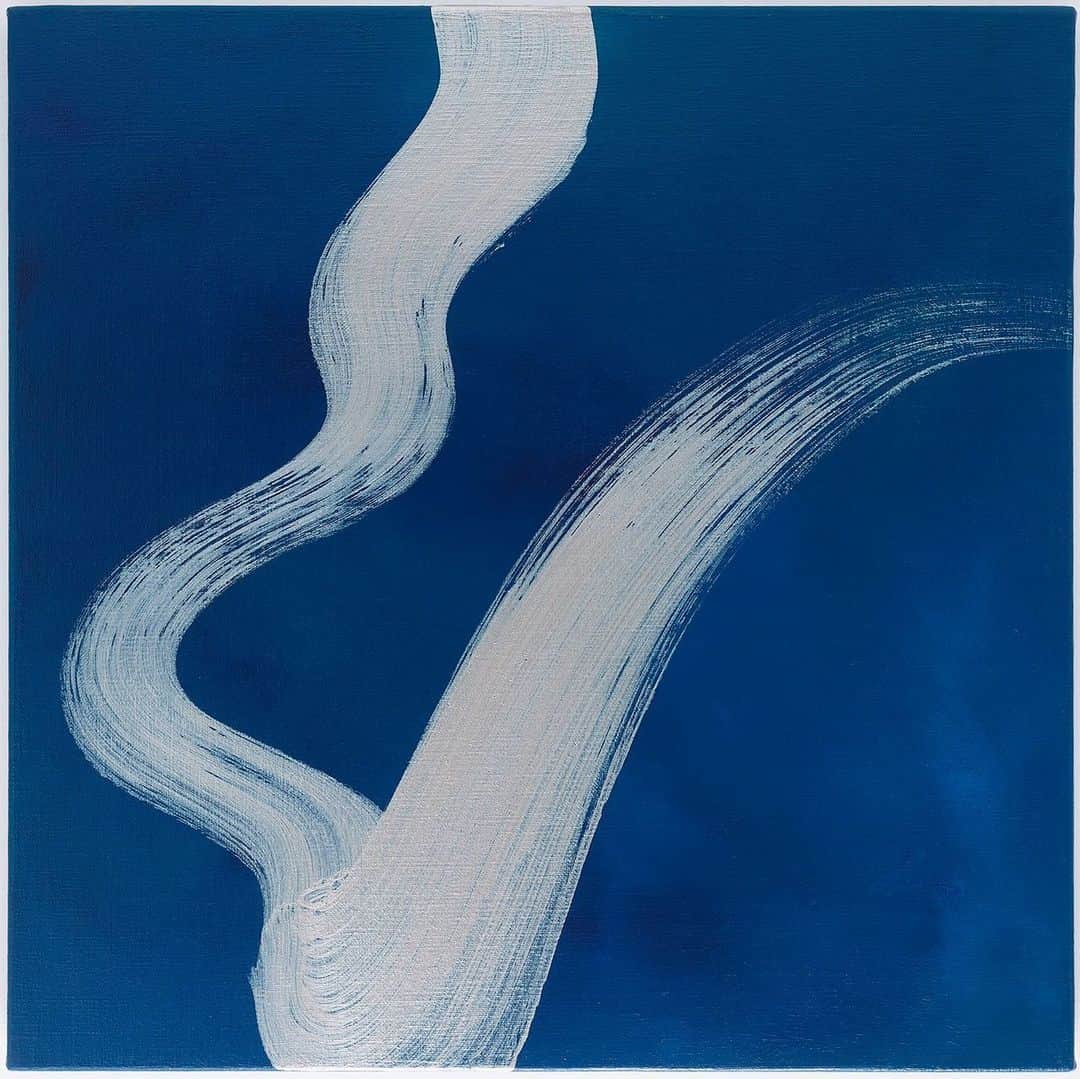 岡西佑奈さんのインスタグラム写真 - (岡西佑奈Instagram)「KOSE雪肌精みやびのパッケージは#青曲 シリーズをオリジナルで創らさせていただきました。 10年にわたり「雪肌精」の売上の一部を寄附し、様々な環境保全や啓発活動を行ってきたKOSE。 青い海を守りたいと創り続けてきた「青曲」シリーズがこうして想いを共に製品化されたこと大変光栄に思います。  #repost @sekkisei.official via @PhotoAroundApp  雪肌精 みやび　アルティメイトラインは日本独自のアイデンティティを随所に反映したプロダクトデザインを採用。 「引き算の美学」に基づいたミニマム且つシンプルなボトルやパッケージ。 日本最古の染料のひとつである藍色を使用し、ボトルには伝統的な技法から生まれた槌目模様をあしらいました。 “みやび”のロゴ、パッケージに施されたアートの作者は書家/アーティストの岡西佑奈さん。 国内外での展覧会多数、書の新たな世界を創造しています。 . SEKKISEI Miyabi Ultimate Line adopts a product design that reflects Japan's unique identity. Based on the ""Aesthetics of subtraction"", simple and minimal bottles/packages are being made. One of the oldest dyes in Japan, Indigo, is used to make a hammer pattern on the bottles using traditional techniques.  Calligrapher / Artist Yuna Okanishi, is the creator of ""Miyabi"" logo and the arts used in the package. She has created a new world of books and has numerous exhibitions both inside and outside of Japan. . #雪肌精 #コーセー #雪肌精みやび #アルティメイトライン #透明感 #肌ケア #肌あれ #うるおいケア #乾燥  #くすみ #美肌 #エイジングケア #新作コスメ2020 #岡西佑奈 #sekkisei #kose #sekkiseimyv #sekkiseimiyabi  #asianskincare #skincarecommunity #clearskin #dailyskincare #igskincare #skinstagram #japanesetraditionalart #yuunaokanishi#書道家岡西佑奈」3月4日 21時49分 - yuunaokanishi