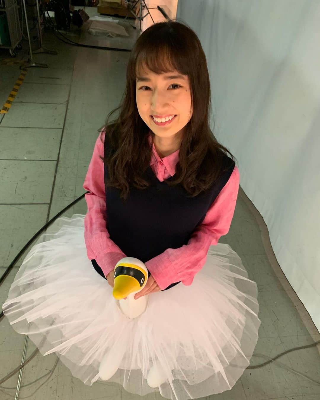 高嶋香帆のインスタグラム：「ペアルックの正体は白鳥でした🦢💓✨✨✨ . 初めて着ました！！感動😭✨ . 記念に志村さんと一緒に写真を撮って頂きました☺️🙏 . 見てくださった皆様ありがとうございます😊✨ . 写真の撮影者は磯山さやかお姉様です🥰🥺💓 . #だいじょうぶだぁ」