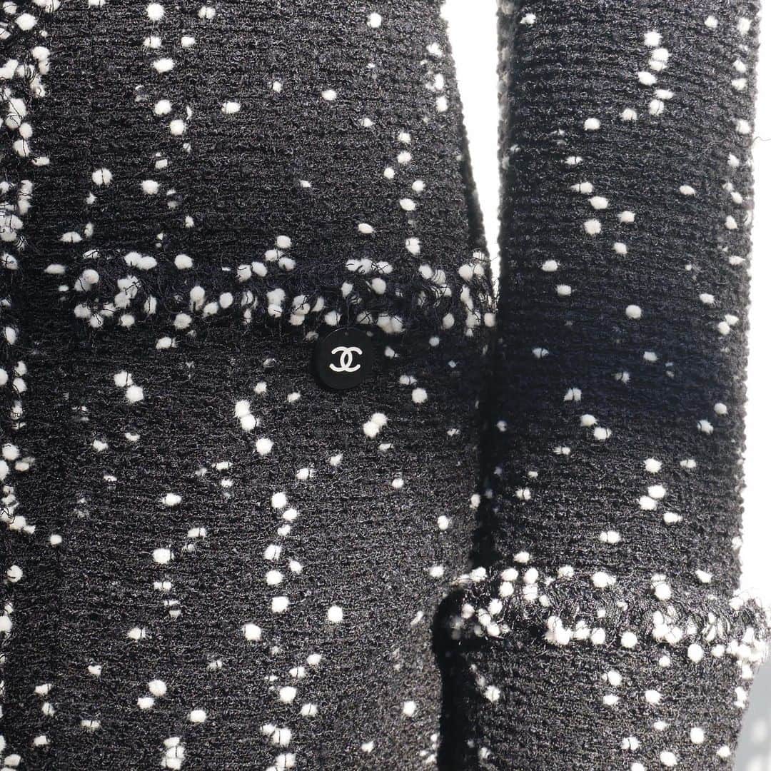 Vintage Brand Boutique AMOREさんのインスタグラム写真 - (Vintage Brand Boutique AMOREInstagram)「Vintage Chanel tweed jacket from 1995. Size 36 ▶︎Free Shipping Worldwide✈️ ≫≫≫ DM for more information 📩 info@amorevintagetokyo.com #AMOREvintage #AMORETOKYO #tokyo #Omotesando #Aoyama #harajuku #vintage #vintageshop #ヴィンテージ #ヴィンテージショップ #アモーレ #アモーレトーキョー #表参道 #青山 #原宿#東京 #chanel #chanelvintage #vintagechanel #ヴィンテージ #シャネル #ヴィンテージシャネル #シャネルヴィンテージ #amorewardrobe #アモーレワードローブ」3月4日 16時31分 - amore_tokyo
