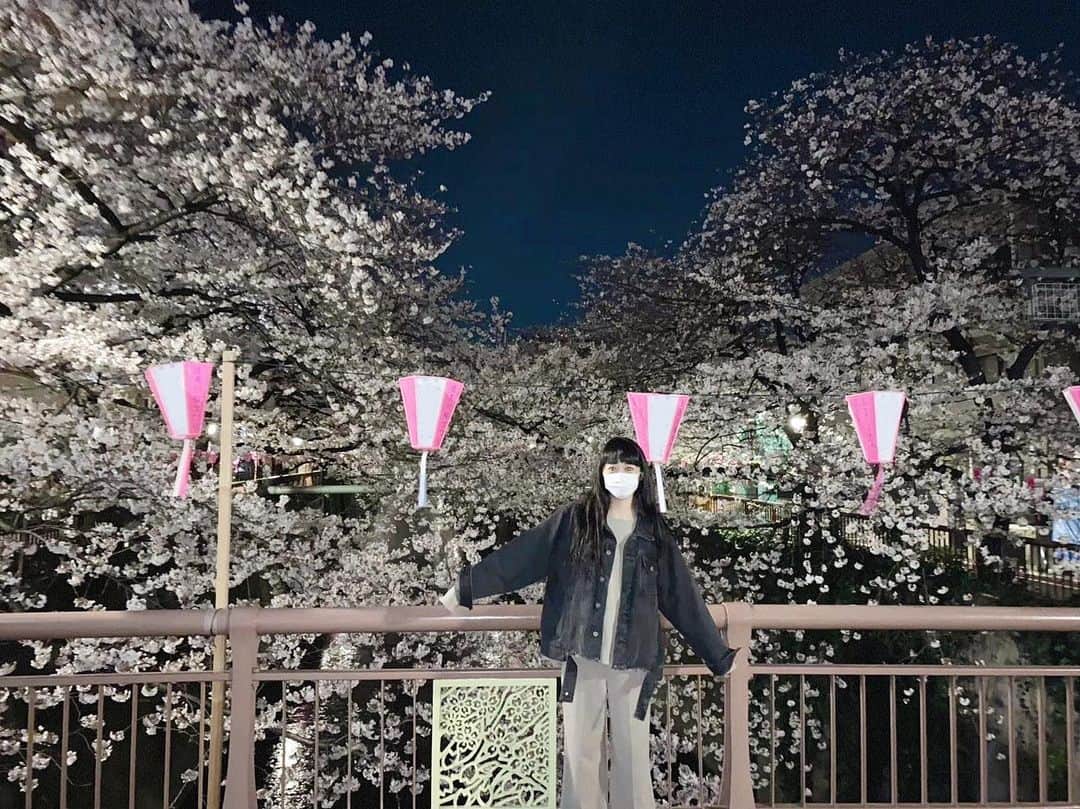 小川暖奈のインスタグラム：「今年の桜、咲くの遅くなってくれないかなぁ〜 落ち着いた頃に、みんなで楽しく桜見たいですね🌸 くぅ〜！！！ . #去年の目黒川」