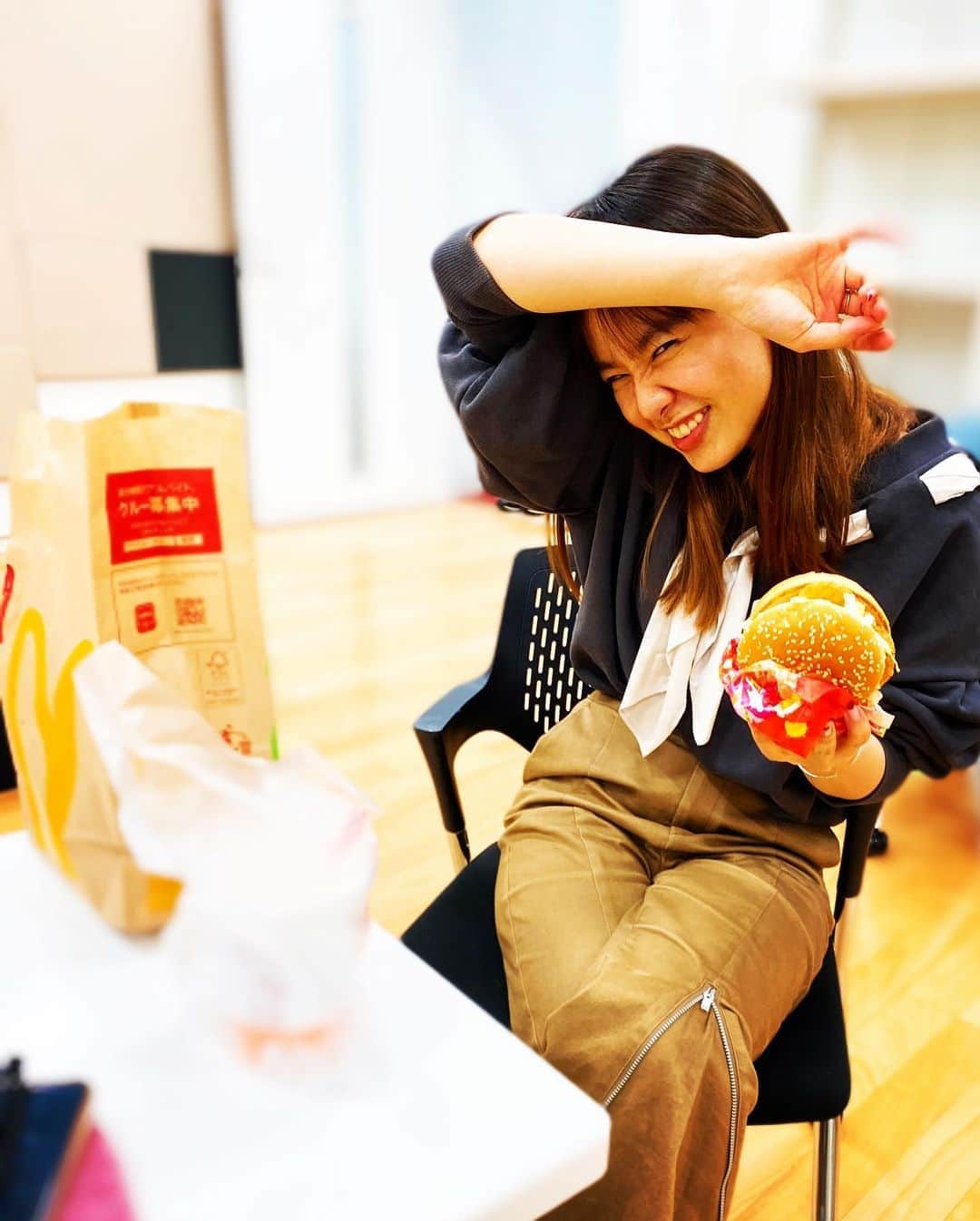 小春さんのインスタグラム写真 - (小春Instagram)「マクドナルドいつぶりだろか… 高校生の時は あんなに食べていたのに🍔  今日は前髪がキマッていないらしく前髪を撮って欲しくないらしい。 一応真面目にリハーサルしてるよ  #姉カメラ」3月4日 16時34分 - suttokodokkoiii