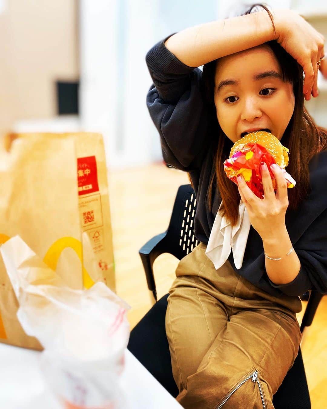 小春さんのインスタグラム写真 - (小春Instagram)「マクドナルドいつぶりだろか… 高校生の時は あんなに食べていたのに🍔  今日は前髪がキマッていないらしく前髪を撮って欲しくないらしい。 一応真面目にリハーサルしてるよ  #姉カメラ」3月4日 16時34分 - suttokodokkoiii