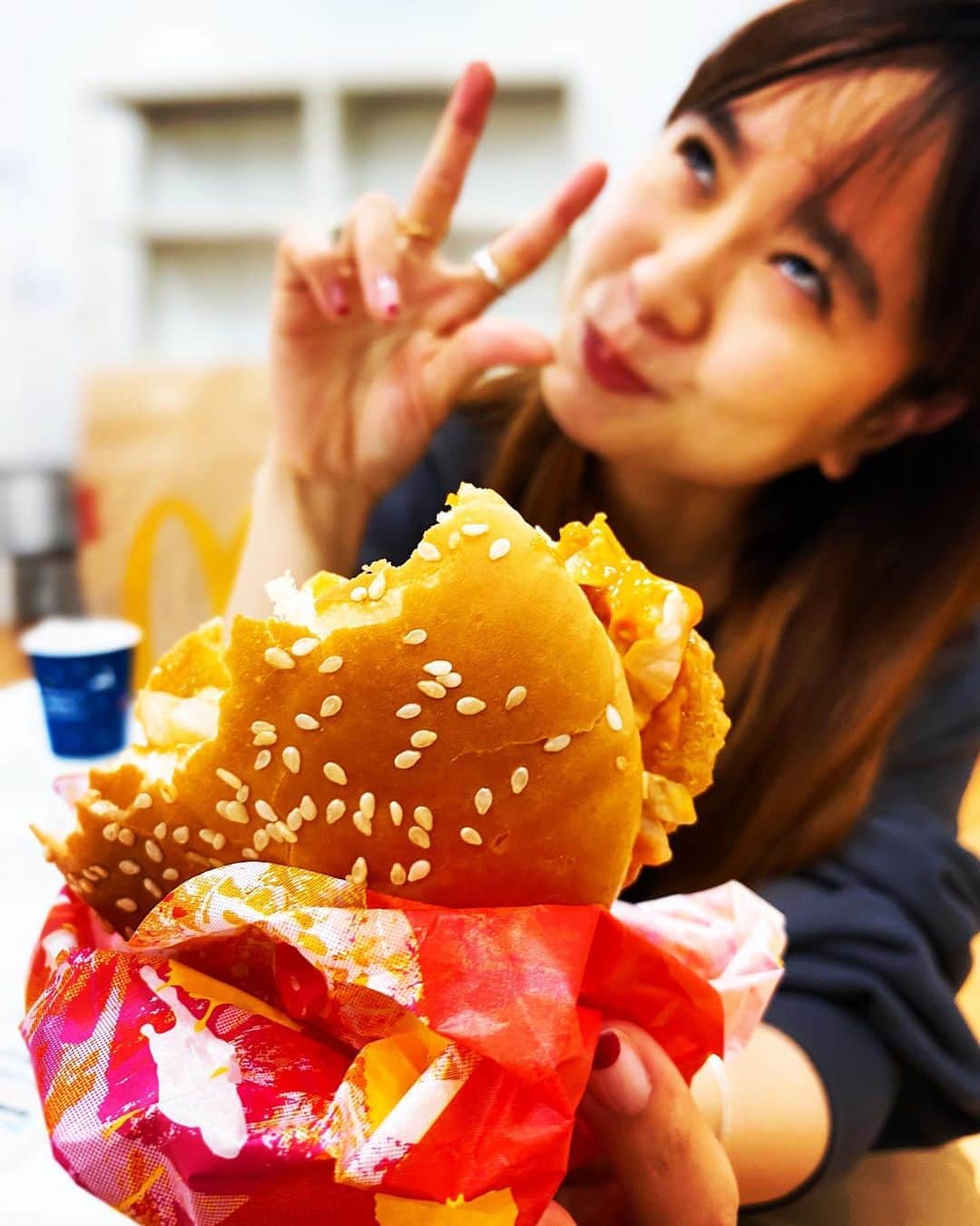 小春のインスタグラム：「マクドナルドいつぶりだろか… 高校生の時は あんなに食べていたのに🍔  今日は前髪がキマッていないらしく前髪を撮って欲しくないらしい。 一応真面目にリハーサルしてるよ  #姉カメラ」