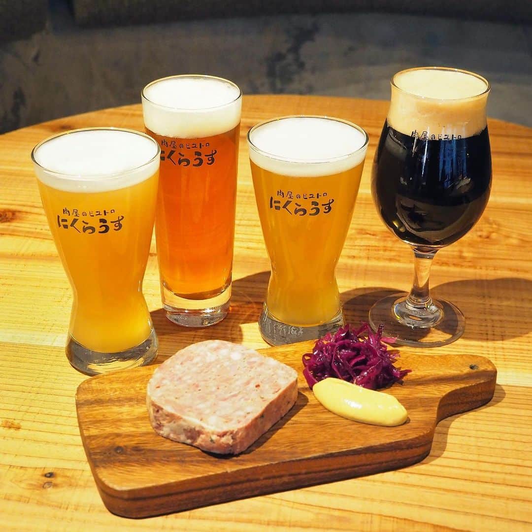 のインスタグラム：「EST FOODHALLにて「HAPPY HOUR」開催中！★ 平日17:00〜19:00限定で、ちょい飲みできるお得なメニューを提供してます！ ・ 今回は「肉屋のビストロ にくらうす」のHAPPY HOURメニューをご紹介♪ ・ ・ ■クラフトビール20種50%OFF にくらうすオリジナルのビールを含むクラフトビール20種が半額に！◎ ※お料理は対象外です。 ・ ★おすすめのクラフトビール★ にくらうす IPA、にくらうす W IPA、にくらうすセゾン、ボスざる IPA ・ ・ 肉屋のビストロ にくらうす（ビストロ クラフトビール/ワイン/肉料理） TEL：06-6743-4733 ・ ・ 他にもHAPPY HOUR対象店舗は全10店！ 詳しくはエスト公式HPからチェックしてね！ ・ EST FOODHALL　HAPPY HOUR 2/25(火)〜4/24(金)　平日17:00〜19:00 ・ #エスト #梅田エスト #梅田est #umedaest #梅田 #umeda #肉屋のビストロにくらうす #にくらうす #大阪居酒屋 #梅田居酒屋 #大阪グルメ #梅田グルメ #居酒屋 #飯テロ #食べスタグラム #グルメ好きな人と繋がりたい #フードホール #foodhall #エストフードホール #estfoodhall #肉料理 #ビストロ #肉好き #肉スタグラム #ビアスタグラム #クラフトビール #飲み会 #ちょい飲み #happyhour #ハッピーアワー」
