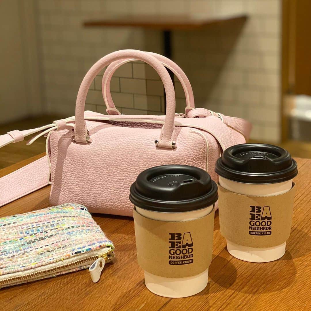 のインスタグラム：「-﻿ coffee time☕️﻿ ﻿ 初めて来たけど、ここのコーヒー美味しい😊﻿ ﻿ #beagoodneighborcoffeekiosk#コーヒー#cafe#cafestand#六本木一丁目」