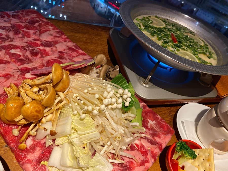 西谷綾子のインスタグラム：「✴︎ 腸内環境を整えて免疫力UP✨🔥✊ ・ 発酵鍋スープには 甘酒にパルメザンチーズ・カマンベールチーズ・ ヨーグルトなどが入っていて 〈乳酸菌、酵母菌、麹菌〉などがいっぱい。 これだけでも腸内環境整備にバッチリ🙆‍♀️ さらに食物繊維たっぷりのきのこ＆野菜🍄🥬 ・ ラム肉😆牛タン‼️ 食べ合わせてによって その栄養素の働きを活発にしたりとか🥰👌 ・ 詳しくは日刊ゲンダイ♡ 「カラダを変える!健康レストラン」 駅やコンビニに売ってます🌟 ・ ちなみに前回はビタミンCたっぷりの苺🍓😋 私はビタミンC不足しないようにめっちゃ意識してます🌟 ・ 先日は、睡眠改善インストラクターとして ある雑誌の取材を受けました‼️ また発売されたらお伝えをします🙌 ・ #食べて健康になる #免疫力アップ #腸内環境  #発酵食品 #乳酸菌 #食 #睡眠 #適度な運動 #今できることを」
