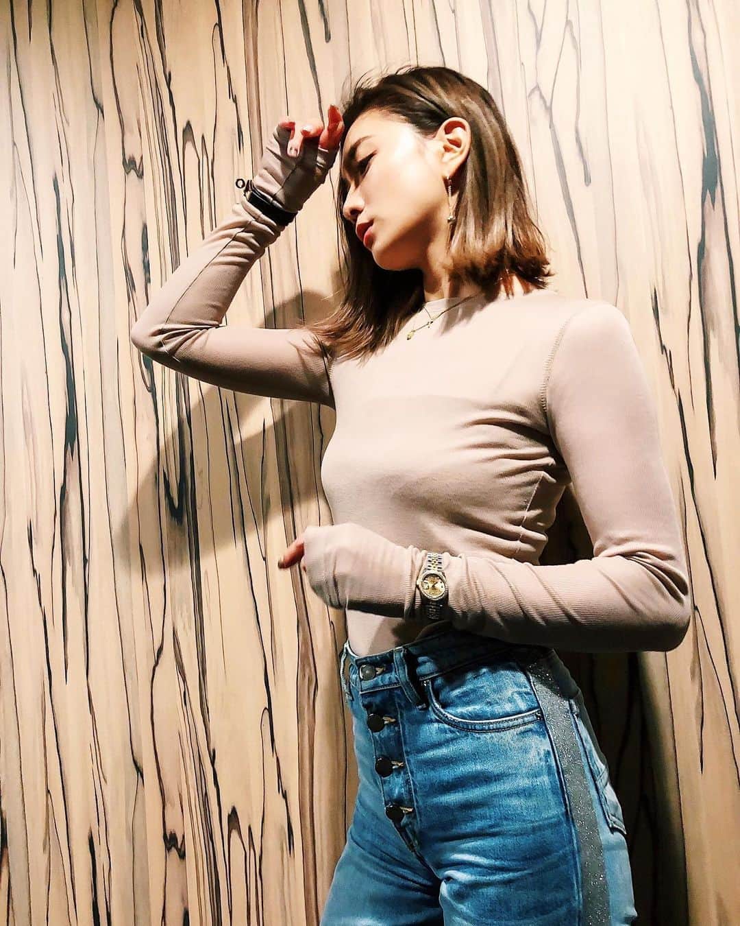 谷口紗耶香のインスタグラム：「@searoomlynn_official 🌴フィット感が最高でうっとりする〜♡ ✔️ #エアリーFitRIBロングTシャツ ・ 何でも合わせられるし、 透けるからこそカジュアルすぎないのが...🧡」
