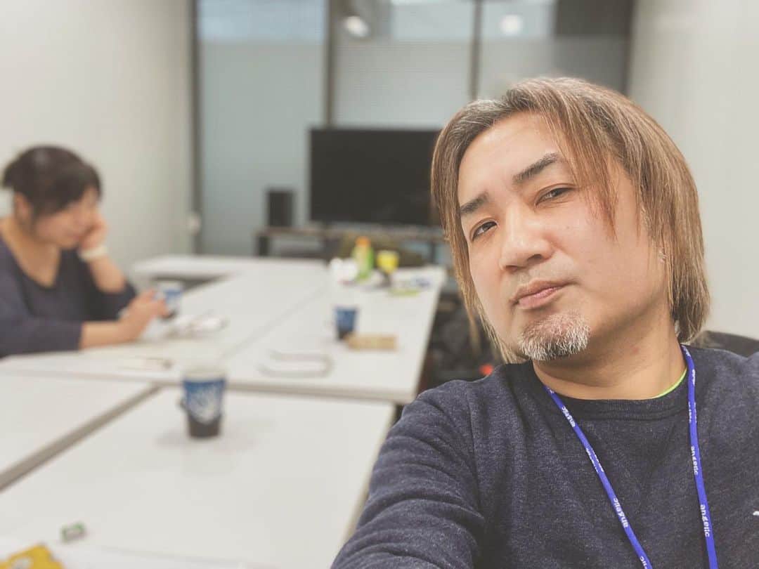 たちばな哲也のインスタグラム：「本日はSMAにてファンクラブ取材。  今日は雨だけど目が痒い！！ 昨日ずっと外で撮影してたから花粉を吸い込み過ぎたか？  一旦SGG音源作業は落ち着きました。 あとはPRIMALSの作業かな。  とりあえずグッスリ寝るか。 (^-^;」