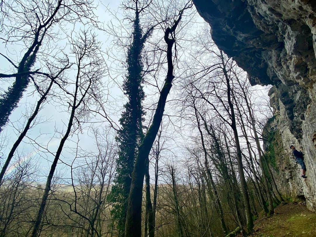 フレッド・二コルのインスタグラム：「1983: I asked my brother if he could take me climbing with him! We came to Éclépens. The rock was slick and the short routes slippery! I didn’t manage to climb anything but a 3 that day! For sure it wasn’t love at first sight. Who would have thought that climbing/bouldering would become such an important part of my life!  2020: Pilgrimage to were it started! Memories of days way back come into my mind! After that day Éclépens became my playground and I kept going back. 3 years later I was doing my first 7c traverse in the same place. Today despite the rain and the humidity it felt like I found something I thought lost the past few months: a little spark. That spark that kept me climbing all this years. To many more! #bouldern #bouldering #climbing #hiddenrainbow @fiveten_official @e9clothing_official @climbskinspain @blackdiamond」