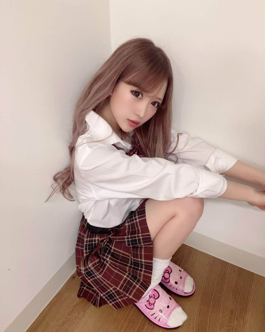 伊藤桃々さんのインスタグラム写真 - (伊藤桃々Instagram)「またまた制服、、撮影です🥚  夏に向けて痩せたいから ギャルの神様 小野先生に相談にいきました🏃 @doctorjumpeiono  クールスカルプティングってゆう余分な脂肪を凍らせて痩せるってゆー治療を進めてもらった🍧 めちゃくちゃ前から気になってた！  赤坂院にいったんだけどお城みたい🏯  今回は外もも！！ 1.2ヶ月後に脂肪が排出されて細くなるみたいなので今からが楽しみ🎶  うちのインスタ見たって言えばクルスカ以外の治療も20パーセントoffになるみたいですよ🥱  夏に向けて本気ダイエットする... #東京美容外科 #クールスカルプティング」3月4日 17時11分 - __peachstagram__