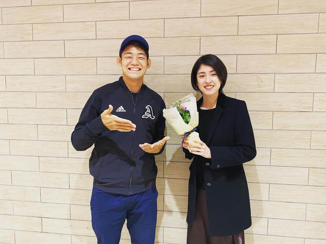栗原文音のインスタグラム：「引退お疲れ様とお祝いしてもらいました✨ 20代前半に膝を怪我したときに仲良くなって今でもずっと仲良しなふじーた😊✨ 怪我をしてオリンピックに一緒に出ようねってリハビリ頑張って来てようやく夢が実現すると思ったリオオリンピック… 急にメンバーから外れてしまいリオで会った時の事を今でも忘れられない😔 いつも最高な笑顔で笑ってるふじーたではなく… あんな姿を見たのは初めて😢 あの時の悔しさを！ 次はこの東京オリンピックで爆発させてほしい🤩✨ これからの活躍も応援してるよ👍 そしてこれからもよろしくね😁  #7人制ラグビー #藤田慶和 #最高のスマイル #可愛い弟 #みんなで応援しよう」