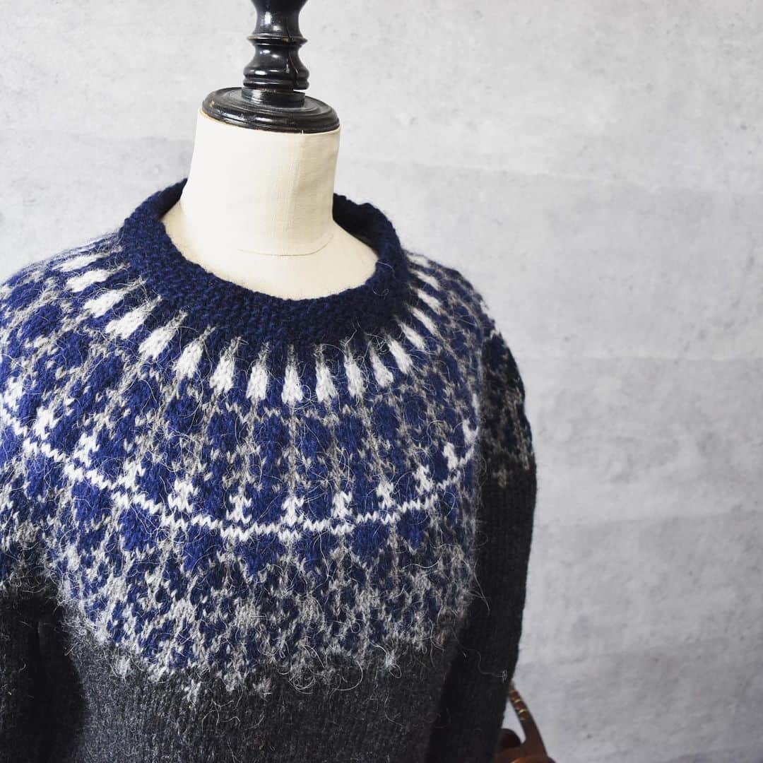 長久保智子さんのインスタグラム写真 - (長久保智子Instagram)「Recently, I spend a lot of time at home, so I just knit knit knit ..... But there are still stock yarns,so I plan to knit some more Icelandic  sweater. * 仕事もイベントもボランティアもキャンセル続きで家にいる時間が多いので、とにかく編み物が進む進む🧶 それでもまだまだ Icelandic yarnのストックがあるので、もう少し色違いを編んじゃうかな…  #icelandicwool #icelandicwoolsweater #icelandicyarn #icelandicsweater #icelandicdesign #lopapeysa #lettlopi #lettlopiyarn #léttlopi #lettlopilove #knittinglife #ロピーセーター #編み物のある暮らし #編み物作家」3月4日 17時27分 - satoko.tricot_the