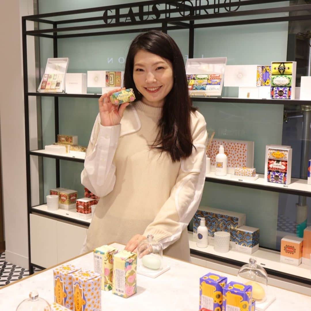 森貴美子さんのインスタグラム写真 - (森貴美子Instagram)「「クラウス　ポルト」@clausporto_japan が今日3月4日、新宿ルミネ1にOPENしました✨  クラウスポルトはこれまでセレクトショップで見かけたりプレゼントで頂いていましたが、日本初の直営店です‼︎🌸 ボディケアとフレグランスのポルトガル🇵🇹のブランドでお店の近づくだけで、お花や植物、果実などの良い香りが・・・(*´ー｀*) ソープの色もお手製のパッケージも華やかで可愛いらしく、この時期のお祝いのプレゼントとしてもぴったりですね。 見ているだけでワクワク💕フレッシュな香りにも癒されました。  みなさんもお気に入りの香りをみつけてみてください🌼🌱🍋 ・ ・ ・ @clausporto_japan  @clausporto  #clausporto  #クラウスポルト  #ソープ #コロン　#キャンドル #ディフューザー　#ライフスタイル　#ライフスタイルショップ #ポルトガル　#🇵🇹 #ボディケア」3月4日 17時50分 - morikimi_morikimi
