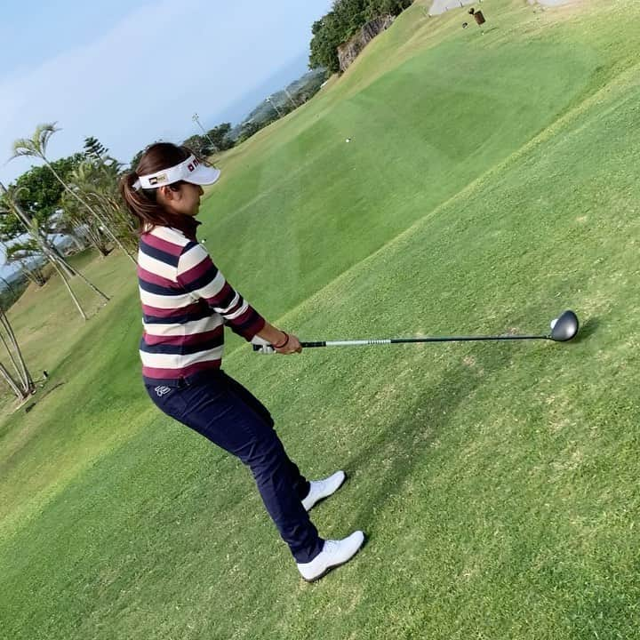 小林咲里奈のインスタグラム：「不思議な角度だけど意味がある動画！笑  #golf#swing #ここ1ヶ月で1番に近い当たり」