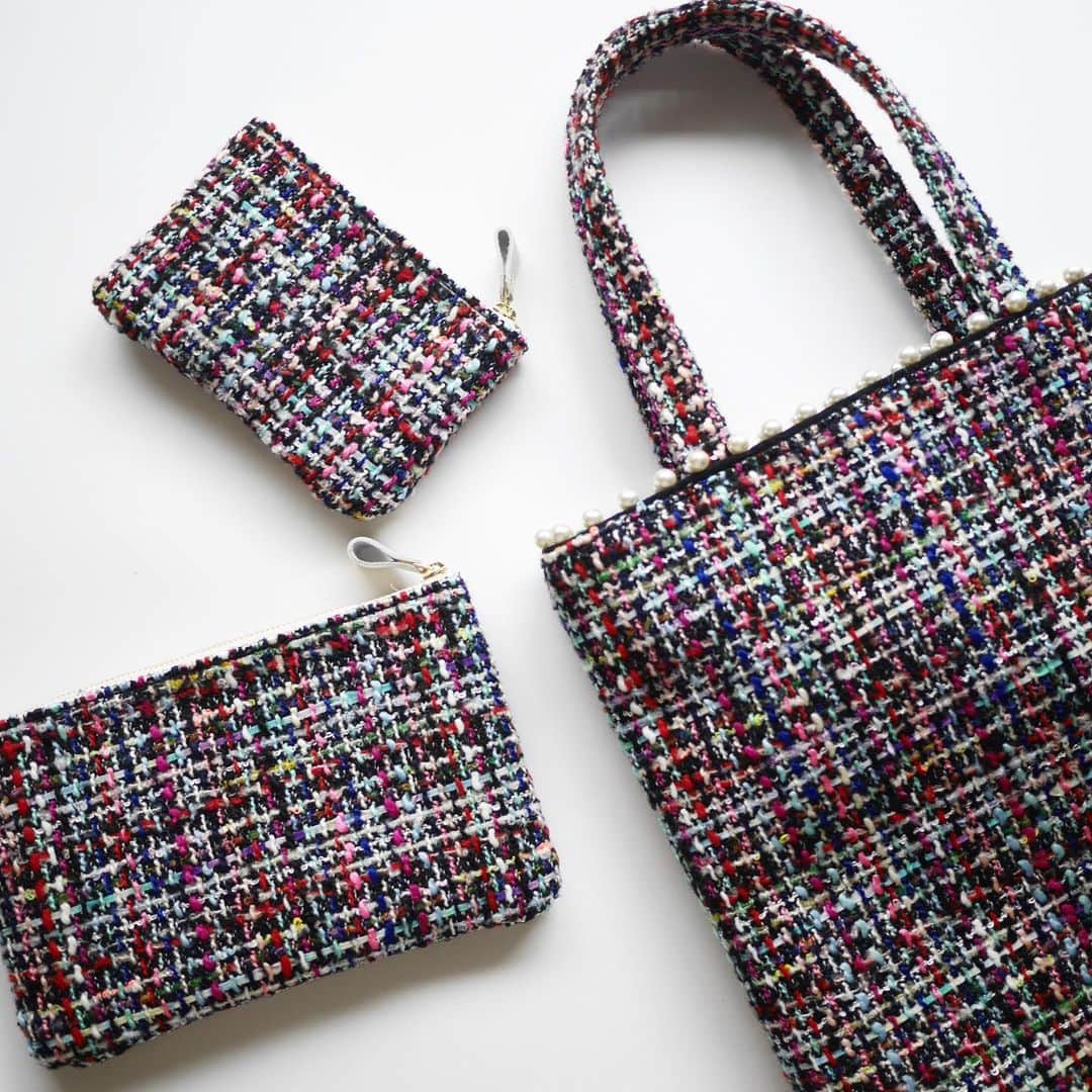 のインスタグラム：「-﻿ 可愛いすぎるTweed pouch 発売中🤗﻿ ﻿ バッグとお揃いの生地で持っていただいても可愛い！﻿ ﻿ 小さいバッグの日のお財布がわりとしてもミニサイズはお使いいただけて、かなーり可愛いです💕﻿ ﻿ ﻿ @fleuraccesories」
