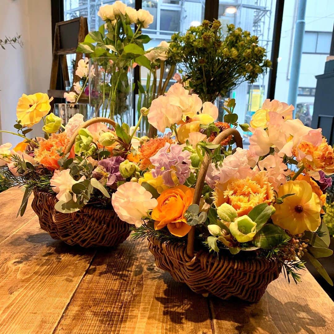 松原汐織のインスタグラム：「♡ @aya_matsuyama_official ちゃんと @gigi.fleuriste のフラワーアレンジメントのワークショップへ💐✨ ・ ３種類のラナンキュラス、スイートピー、チューリップ、パンジー、クリスマスローズ、数種類のユーカリ...etc. をオアシスというスポンジに挿して生けていくのですが、同じ花材を用いても個性がそれぞれ表れるのも面白くて😉💗 ・ センス溢れる店内で、丁寧に教えていただいて、頭も指先もフル回転✨家で過ごす時間が増えていることもあり、生活を心豊かに過ごしていきたい今の気分にピッタリでした❤️ 定期的に通って、自分で花材を選ぶ所から出来る様になりたいです🌸 ・ #gigifleuriste #workshop #flowerarrangement  #フラワーアレンジメント #花のある暮らし」