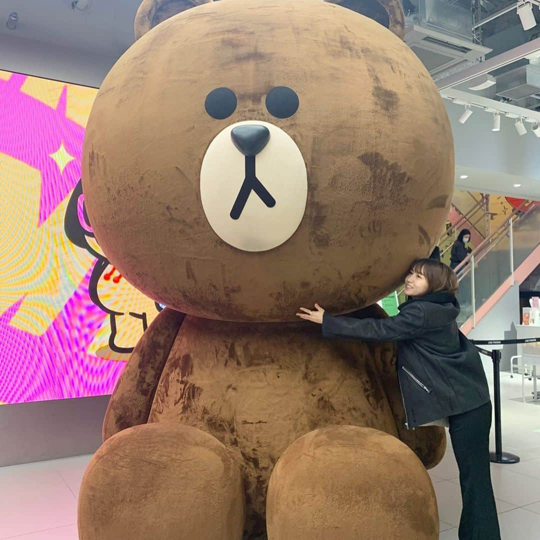 大場美奈さんのインスタグラム写真 - (大場美奈Instagram)「🧸 ずっと撮ってみたかったのです☺️💭家に持ち帰りたい #linefriends #brown #linefriendsbrown #linestore  #ラインフレンズ #ブラウン #150cm」3月4日 17時58分 - obamina__43