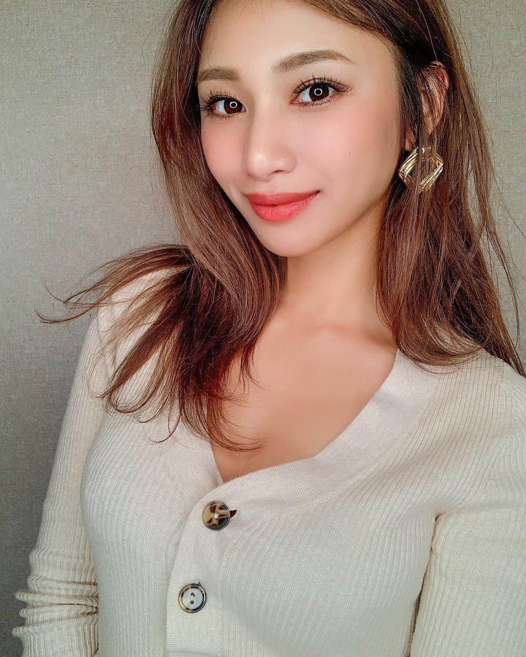 新井ニーニャさんのインスタグラム写真 - (新井ニーニャInstagram)「💗﻿ ﻿ 𝚖𝚊𝚔𝚎 𝚞𝚙💄💋﻿ ﻿ よ〜〜うやく、メンテナンスいけたぁ🤩😍﻿ まつエクをつけたよ✨﻿ いつもの @it_405  まいさんのところへ🐰💗﻿ @it405_mai ﻿ 先月までは、フルの長さだったけど﻿ 今回は全体的に1mmずつ短くしてみた✨﻿ ﻿ 今までアイテープしてバランス良くなる長さにしていたんだけど、アイテープなしでもバランスよくなるようにしたくて😌💞﻿ ﻿ 毛質▷フラットラッシュ﻿ 長さ▷目頭C9.10真ん中12.目尻J13﻿ ﻿ ﻿ ニーニャのインスタを見たで500円オフにしてくださるそうなので、まつエクでもまつげパーマでも、是非行ってみて❣️🙆🏼‍♀️﻿ ﻿ まいさん、いつも100億万%の満足度にしてくれて、ありがとうございます🥰😙🥺‼️🌹🔥🖤﻿ ﻿ ﻿ ﻿ #まつエクデザイン #キャッツアイ #キャッツまつエク #セクシーアイ #目尻長め #目尻 #まつえく #マツエク #まつげ #まつげエクステ #撮影 #メンテナンス #モデル #セルフィ #モデル撮影 #撮影モデル #起業家 #ママ起業家 #フラットラッシュ #まつエク #セルフィ #自撮り部 #メイク」3月4日 17時52分 - 22nina77