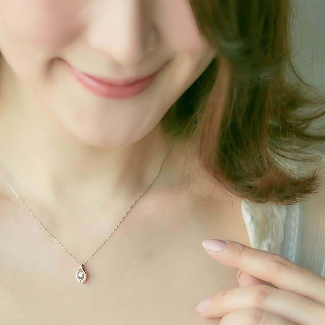 ４℃ / ヨンドシーさんのインスタグラム写真 - (４℃ / ヨンドシーInstagram)「・ ・ 【Sakura Limited】 ・ 胸元にそっと舞い降りた花びらのようなプラチナのネックレス。 ダイヤモンドとプラチナの気品溢れる輝きが大人の美しさを引き立てます。 ・ スペシャルパッケージ付き (数量限定) ・ ¥62,000＋税 PLATINUM(11201-362-5001) ・ #ヨンドシー #ジュエリー #ネックレス #ダイヤモンド #プラチナ #春 #新作 #プレゼント #ギフト #さくら #桜 #サクラ #限定商品 #ファッション #ホワイトデー #jewelry #necklace #diamond #platinum #sakura #spring #newarrival #present #gift #limitededition #cherryblossom  #coordinate #whiteday」3月4日 18時00分 - 4c_jewelry
