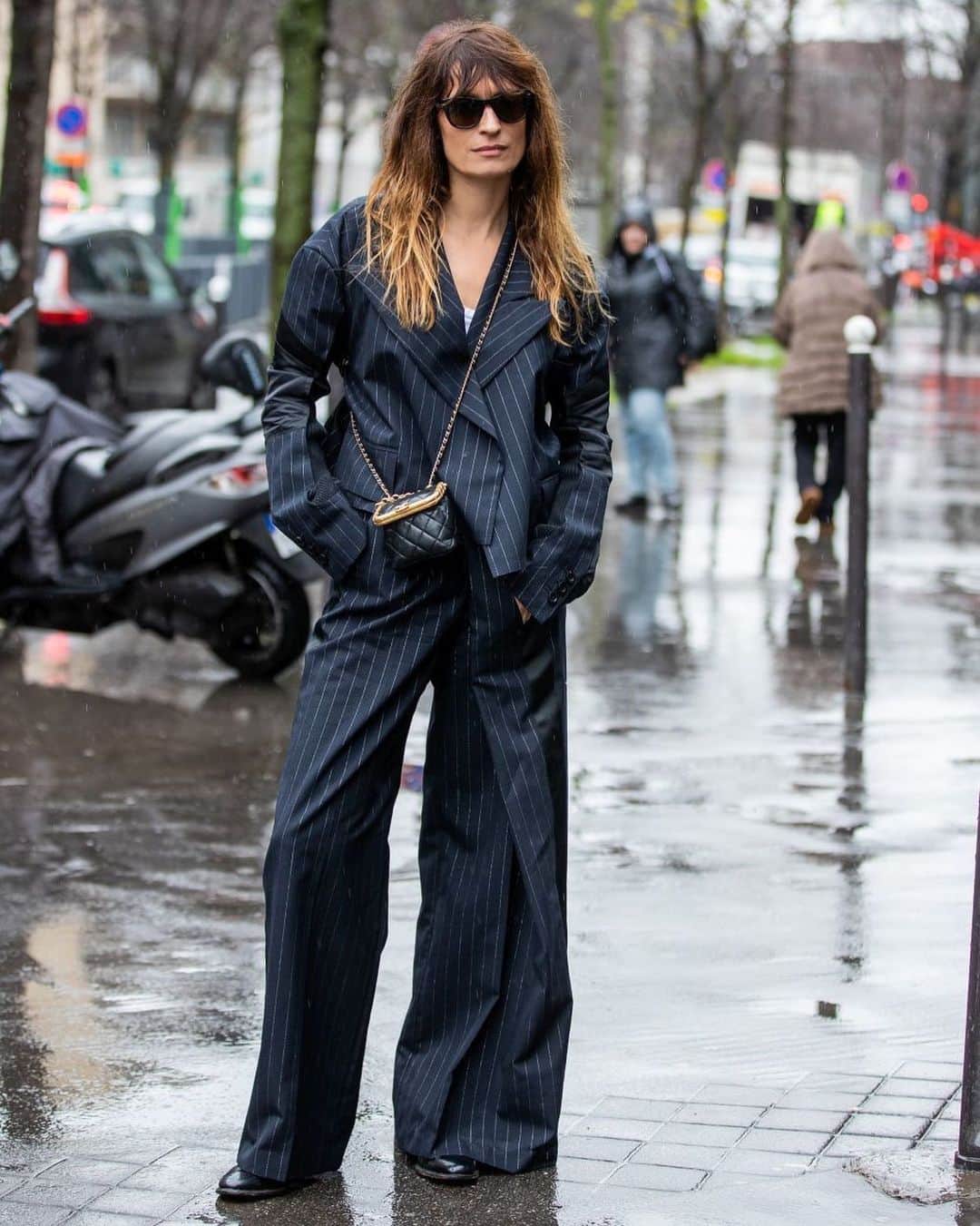 カロリーヌ・ド・メグレのインスタグラム：「Under the rain with sunglasses cuz you never know  Photo (tell me)」