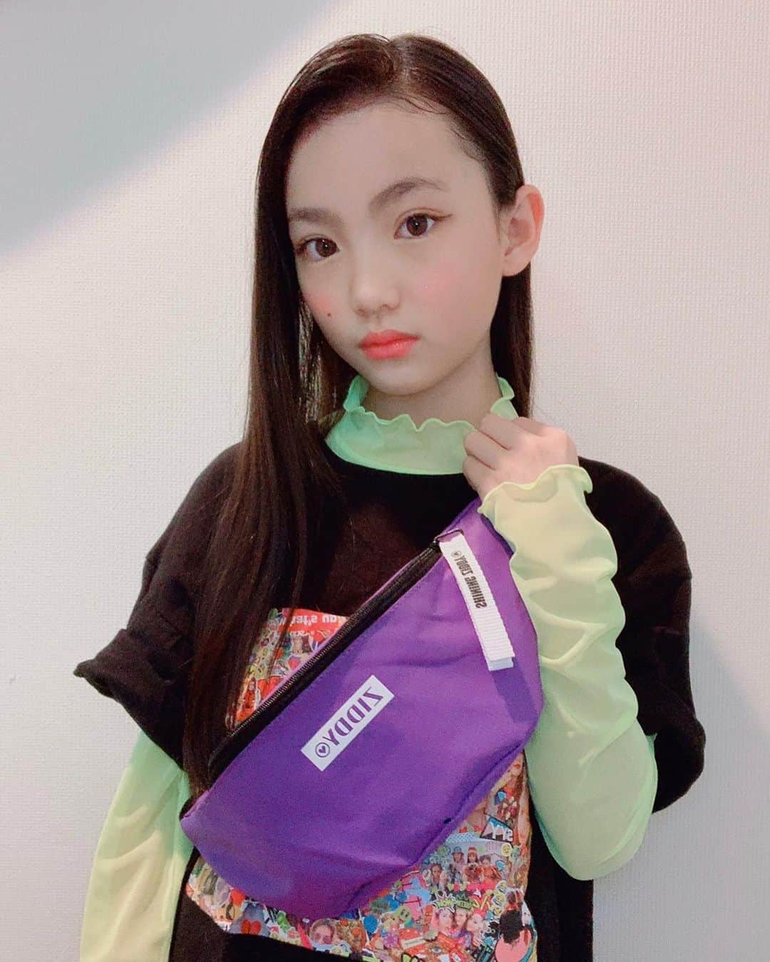 ニコ☆プチのインスタグラム：「今号もプチモのふろくの使い方を紹介しちゃうよ❣️﻿ ﻿ ﻿ 4月号のふろくは、ジディーのウエストポーチ♪﻿ プチモのウエポの中身、気になるよねー😍﻿ ﻿ ﻿ ﻿ 1人目は、あんにゃ😺﻿ ﻿ ﻿ 超ゴーカなウエストポーチ✨﻿ しかも大好きなムラサキ💜﻿ ウエストポーチに合わせて、メイクとコーデを大人っぽくしてみたよ😋﻿ 私はいつも持ち歩くハンカチ、ティッシュ、ポーチ、携帯電話、充電器などたくさん入れてみたよー💕﻿ 大活躍まちがいナシだね😆❤️﻿ ﻿ ﻿ ﻿ #ニコプチ﻿ #ニコプチふろく﻿ #プチモのふろくの使い方﻿ #ニコプチふろくのある生活﻿ #付録バッグ﻿ #ジディー﻿ #ZIDDY﻿ #ふろく﻿ #あんな」
