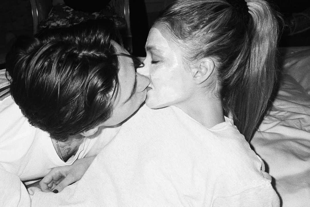 ジャスティン・キャンベルのインスタグラム：「In bed with @nicolaannepeltz and @brooklynbeckham  Paris ~ 2020. Shot on film. @leica_camera」