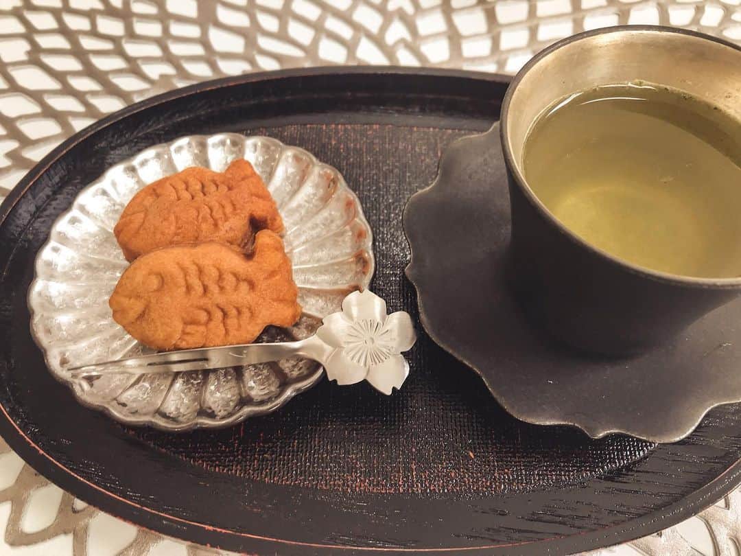 金子藍さんのインスタグラム写真 - (金子藍Instagram)「【Tea Lesson】 アレンジティーについて学び フルーツティーを自身で作り飲み比べして頂きました☕️ 私はバナナ好きなのでバナナ🍌多め . 今日も素敵に.. ポルトガルの食器とミモザでテーブルコーディネイトされていました🌼 @table.alt . 毎回コレにうっとり😍 . 3/8はミモザの日というの教えてもらいました🌼 . 軽食からおやつまで お茶🍵やっぱり落ち着きます . #tablealt #tea #紅茶 #dilmah #udawatte #medawatte #アレンジティー　#フルーツティー #haneypresets #茶」3月4日 18時14分 - aikaneko_surf