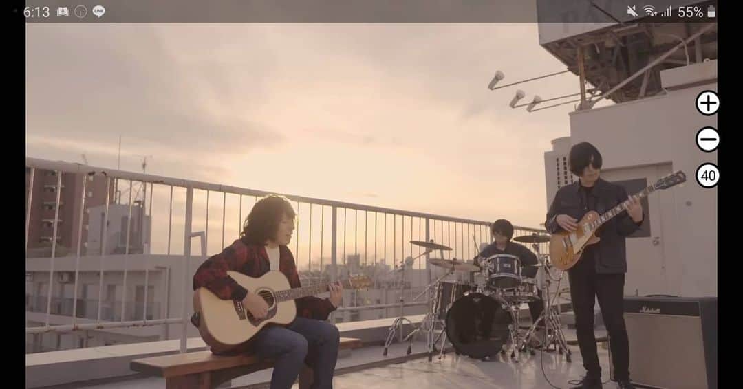 古賀隼斗のインスタグラム：「【解禁！】 本日リリースの 「KANA-BOON THE BEST」 に収録されている新曲 「マーブル」 のMVが公開になりました！  バンド「2(ツー)」の古舘佑太郎さんとのコラボです。  伊藤万理華さんにもご出演して頂いています！  是非見てねん！  #kanaboon #古賀隼斗 #マーブル #ニューリリース #新曲 #ベストアルバム #MV」