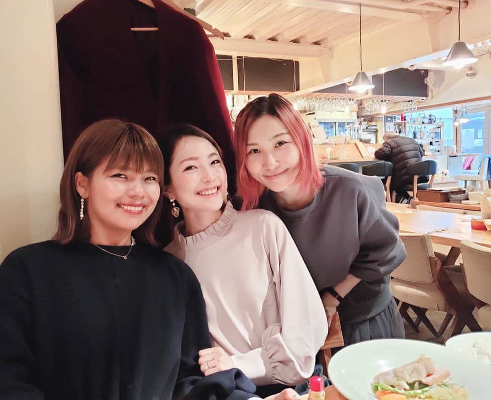 Remiさんのインスタグラム写真 - (RemiInstagram)「mama lunch🍽w. @ha_chu @kuro_risa ﻿ はあちゅう、クロ、 @mamatalk_jp のゆうこちゃんとランチ♩﻿ 近況報告だけで大盛り上がりであっという間の楽しい時間、また集まろうね😊💓﻿ ﻿ そして、 @mamatalk_jp インスタライブ第二弾、沢山のご視聴ありがとうございます！﻿ 乳幼児睡眠コンサルタントの愛波さん @aya_aiba さんのお話、とっても勉強になりました🤱✨﻿ ﻿ ﻿ #はあちゅう #クロ #ママ友 #ママトーク #mamatalk」3月4日 18時15分 - remi_912