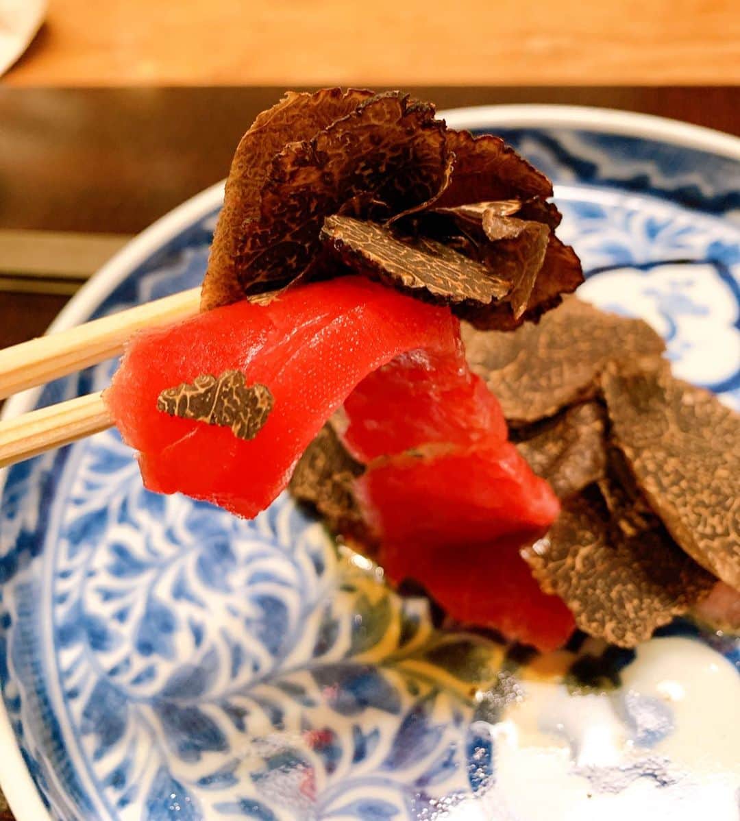 濱野りれさんのインスタグラム写真 - (濱野りれInstagram)「Kyoto Italian 'Yamaguchi' is member ship system, you need somebody's introduction if you want to go. .. Today's course menu ●Kumquat with foie gras and white miso ●Caviar, sea urchin and white asparagus jelly ●Tuna and truffe ●Cold cappellini with Quick Pickled cabbage, Firefly squid, White tomato soup →That one is the best cuisine for today!! ● Ezo abalone risotto ● Charcoal grilled beef fillet ● Shirako and blowfish pasta ●Kuzu-Yaki Strawberry .. They are Gorgeous and simple cuisines like a shining treasure combining Italian and Japanese. What a miracle! Which food is the most interesting for you??🤍 .. -— 京都の紹介制のイタリアン'やまぐち'へ👏 伊×和のゴージャスかつシンプルなやまぐちの料理達...🤍 一品一品が繊細で食材の贅沢さ、組み合わせ、すべてに脱帽です😔❤️ 京都に来た際はぜっっったい行きたいレストランになりました🥺 本当に美味しかったーーー😭💕 .. 今日のコースはこんな感じ❣️ ●金柑とフォアグラと白味噌 ●キャビアと雲丹とホワイトアスパラアスパラのゼリー ●まぐろとトリュフ ●冷製のカッペリーニ ホタルイカ、白菜の浅漬け、白トマトのスープ 一番美味しかった一品！唐墨を好きなだけかけ放題で味を変えながら楽しめた😭💕 ●蝦夷鮑のリゾット ●炭火焼牛フィレ肉 ●白子とふぐのパスタ ●イチゴのくずやきと練乳の白餡 .. -— #rirelog#yamaguchi#kyotoeats#japaneats#japanese#japanesegirl#japangourmet#traveleats#traveltoeat#kyoto#kyotojapan#kyotogram#visitjapan#visitkyoto#japantravel#japantravelphoto#traveljapan#lovejapan#ilovejapan#travelkyoto#国内旅行#日本旅行#日本#祇園四条#일본#京都グルメ#グルメ旅行#やまぐち#祇園やまぐち#京都」3月4日 18時15分 - riregram
