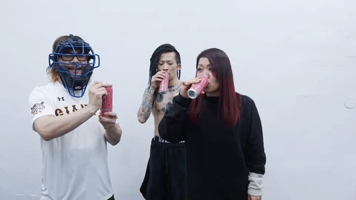 マキシマム ザ ホルモンのインスタグラム：「モンスターエナジー「パイプラインパンチ」 以前発売して売り切れて全然買えなかったハワイ感あるパッションフレーバーなヤツ、ついに復活再販！ で、記念してホルモン癒着コメント動画です。 ちなみに、この時ちょうど俺体調崩してて、ベジータが入る水の中でコポコポする回復装置に入ってたからこの動画は不参加🙇 by りょ」