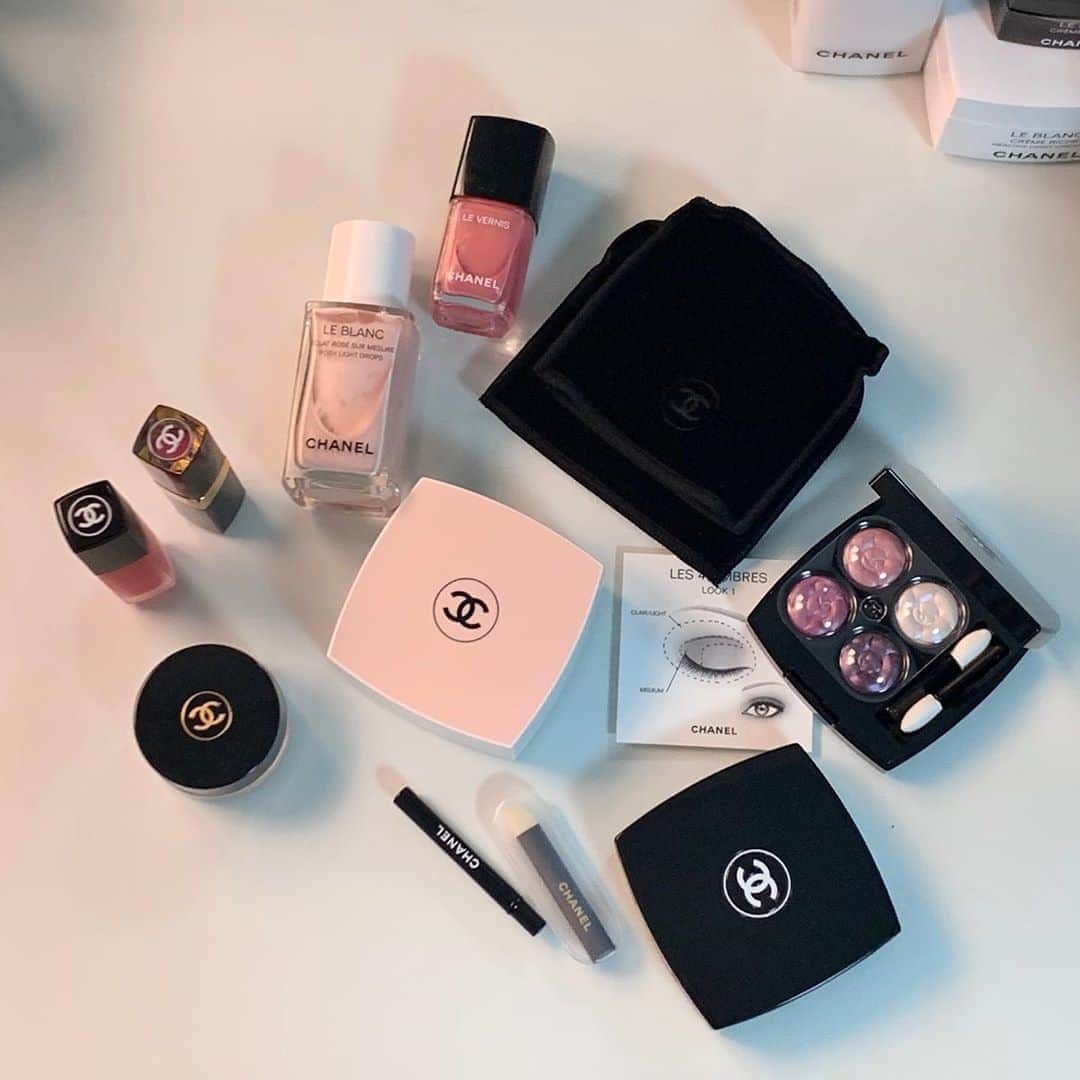 スビンさんのインスタグラム写真 - (スビンInstagram)「Thank you @chanelofficial for the gift @chanel.beauty.korea  봄 같은 색감의 샤넬 리미티드에디션 르 블랑 로지 쿠션과 하이라이터겸 베이스 라이트 드롭 온라인에선 2/24 오프라인에선 3/1부터 만날 수 있어요 #GiftFromChanel #AD」3月4日 18時20分 - sooviin38