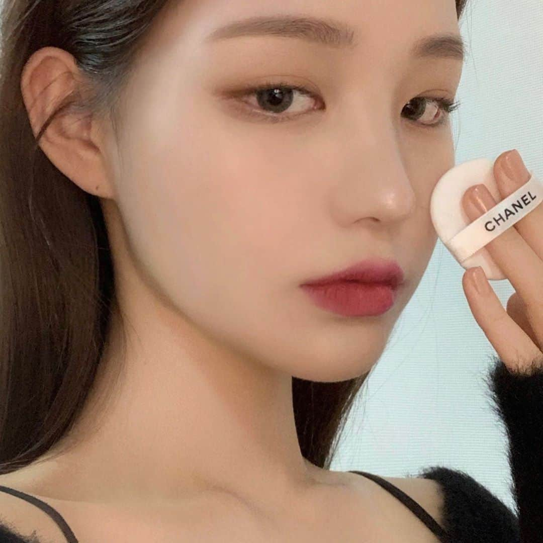 スビンさんのインスタグラム写真 - (スビンInstagram)「Thank you @chanelofficial for the gift @chanel.beauty.korea  봄 같은 색감의 샤넬 리미티드에디션 르 블랑 로지 쿠션과 하이라이터겸 베이스 라이트 드롭 온라인에선 2/24 오프라인에선 3/1부터 만날 수 있어요 #GiftFromChanel #AD」3月4日 18時20分 - sooviin38