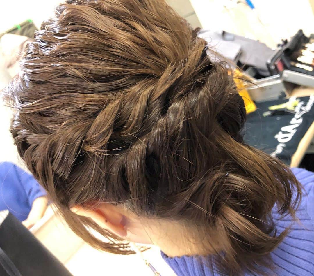 栗原里奈さんのインスタグラム写真 - (栗原里奈Instagram)「なんちゃって髪伸びたヘアー😏 左耳にも👂ホクロがあると初めて知る🌚  #両耳ホクロ #なんちゃって髪型  #ローポニー #ヘアアレンジ」3月4日 18時21分 - rina__kurihara