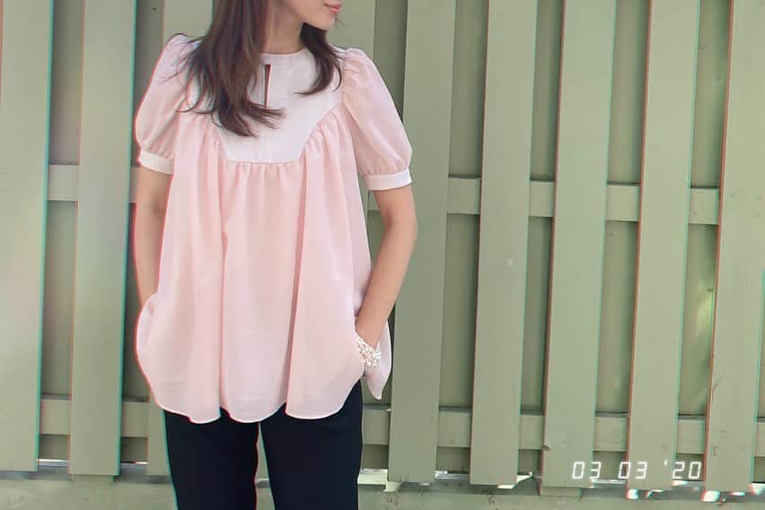 井上晃子さんのインスタグラム写真 - (井上晃子Instagram)「babydoll blouse/pink🌷 ふわっと広がる優しいピンク色の春ブラウス。 マット×シアーな異素材の生地を組み合わせてニュアンスのある一枚に。🌷🌷🌷 暖かくなったら着てお出掛けしたい、そんな気持ちが明るくなるお洋服。 今月発売する新作です🌷 . . #akiki#ss20#pink#madeinjapan」3月4日 18時28分 - akiki_2015