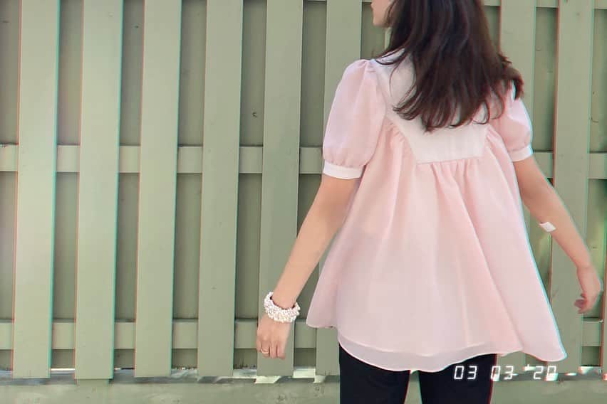 井上晃子さんのインスタグラム写真 - (井上晃子Instagram)「babydoll blouse/pink🌷 ふわっと広がる優しいピンク色の春ブラウス。 マット×シアーな異素材の生地を組み合わせてニュアンスのある一枚に。🌷🌷🌷 暖かくなったら着てお出掛けしたい、そんな気持ちが明るくなるお洋服。 今月発売する新作です🌷 . . #akiki#ss20#pink#madeinjapan」3月4日 18時28分 - akiki_2015