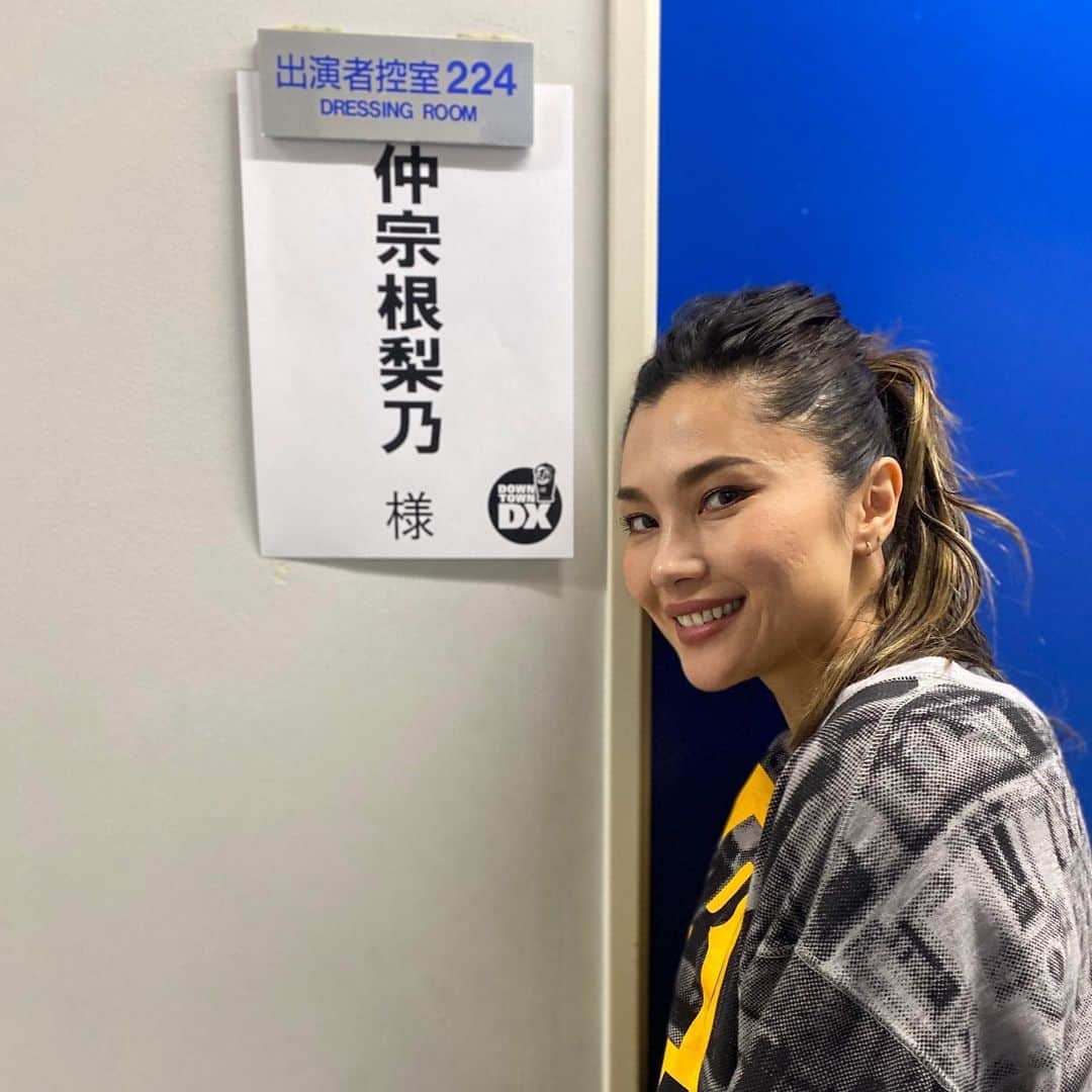 のインスタグラム：「OMG I am on #ダウンタウンDX TMRW🔥. 心の底から楽しかったです是非明日観て下さい✨@downtowndx  より🔜★明日3/5木よる10時からの #ダウンタウンDX は「世界を熱狂させる日本人SP」WWEトップレスラー #中邑真輔 ダンスエンターテイナー #仲宗根梨乃 欧米で爆発的人気の女性ロックバンド #BAND_MAID の #小鳩ミク アジアを中心に大人気！#EXILE #GENERATIONS #白濱亜嵐 そして戦場カメラマン #渡辺陽一 ‼️」