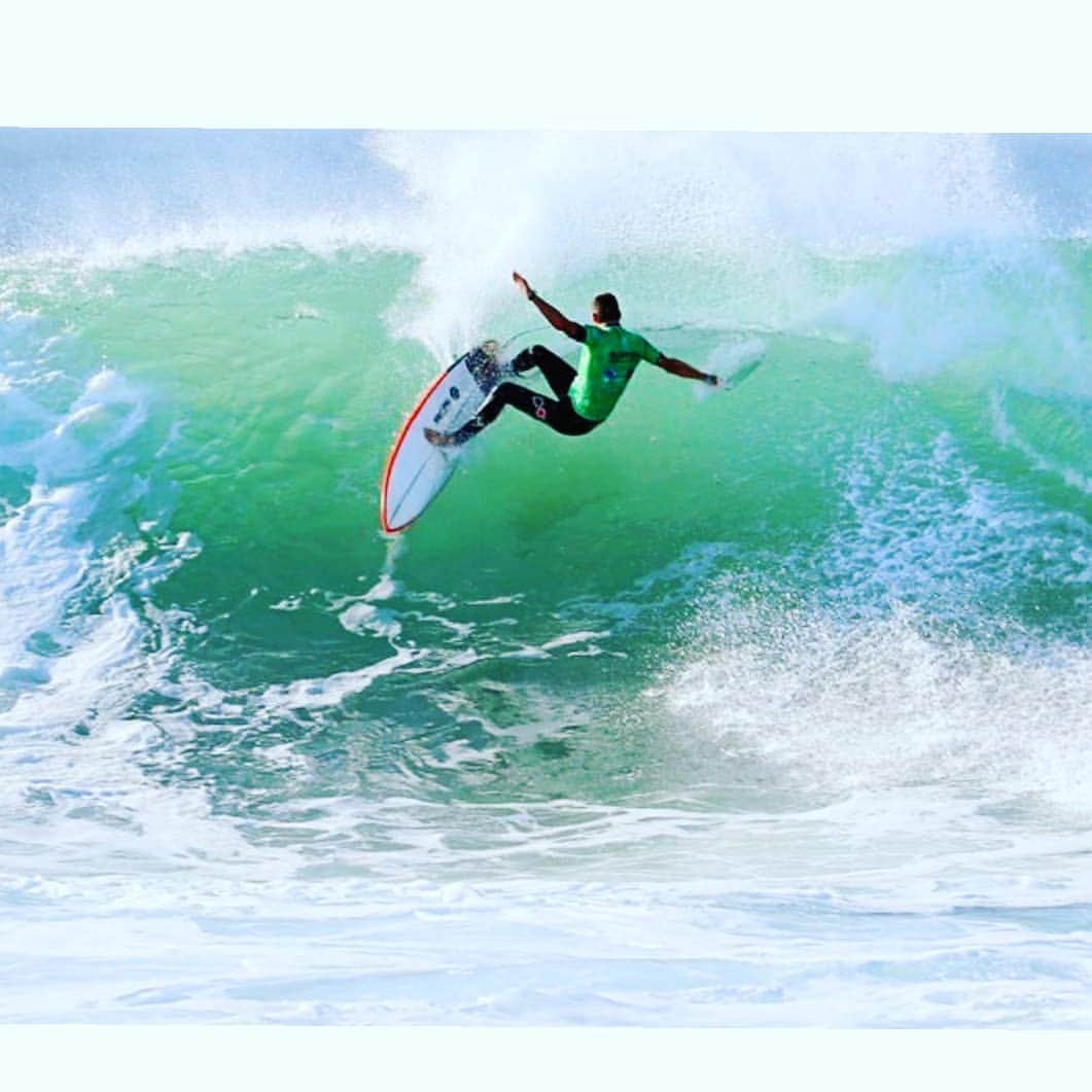 信國太志のインスタグラム：「@sladeprestwich shredding in New Castle pro. wearing #madtailor wetsuits.」