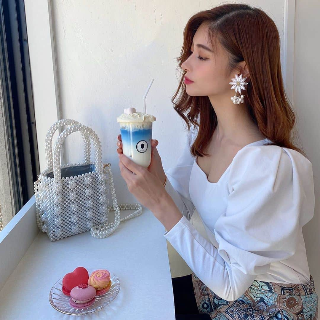 得あゆさんのインスタグラム写真 - (得あゆInstagram)「ガーリーな韓国カフェ🍰☕️💙 嘘みたいな青い飲み物飲んだ。 ミルクで美味しかったよ🥛💙 ムービーやばい😂💙💭 ・ ・ ・ ・ ・ ・ ・ ・ ・ #カフェ#カフェ巡り#代官山#渋谷#ジュース#マカロン#デザート#おやつ#ブルー#ケーキ#お茶#ガーリー#ガーリー会#ホワイトコーデ#春服#春#大人可愛い#オトナ女子#インスタ映え#カメラ女子#写真#韓国#韓国カフェ#イヤリング#white#bag#macaron#cafe#daikanyama#springfashion」3月4日 18時33分 - tokuayu819