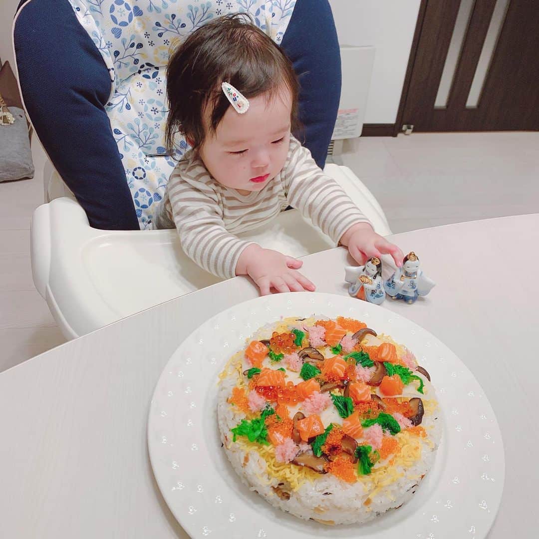 しほの涼のインスタグラム：「🎎初節句🎎 ちらし寿司と、堂島ロールでお祝い🥂㊗️ 再来年には一緒に食べられるかな😚🌟 おめでとう😊💕💕 健やかに過ごしてね😚💕💕 #初節句#ひなまつり#雛祭り#3月3日#生後7か月#生後7ヶ月女の子 #生後7ヶ月ベビー」
