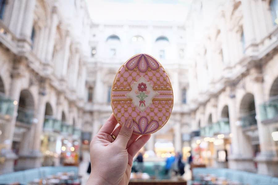KUNIKAのインスタグラム：「Easter egg cookie 🌹﻿ ﻿ Bank駅近くにある @theroyalexchange 。﻿ 重厚な雰囲気の旧王立取引所の建物が今は高級ショッピングモールになっています。﻿ 中央の吹き抜けスペースには @fortnums のカフェ。﻿ 前にペギーさんがここがホットスポットのひとつだと教えてくれました。🇬🇧﻿ ﻿ ﻿ ﻿ #artofkunika #sugarcookies #decoratedcookies #cookieart #decoratedsugarcookies #royalicing #royalicingcookies #cookiedecorating #customcookies #cookiesofinstagram #cookiedesign #cookieartist #instacookie #london #royalexchange #easter #eastereggs #eastercookies #eastereggcookies #アイシングクッキー #ロンドン」