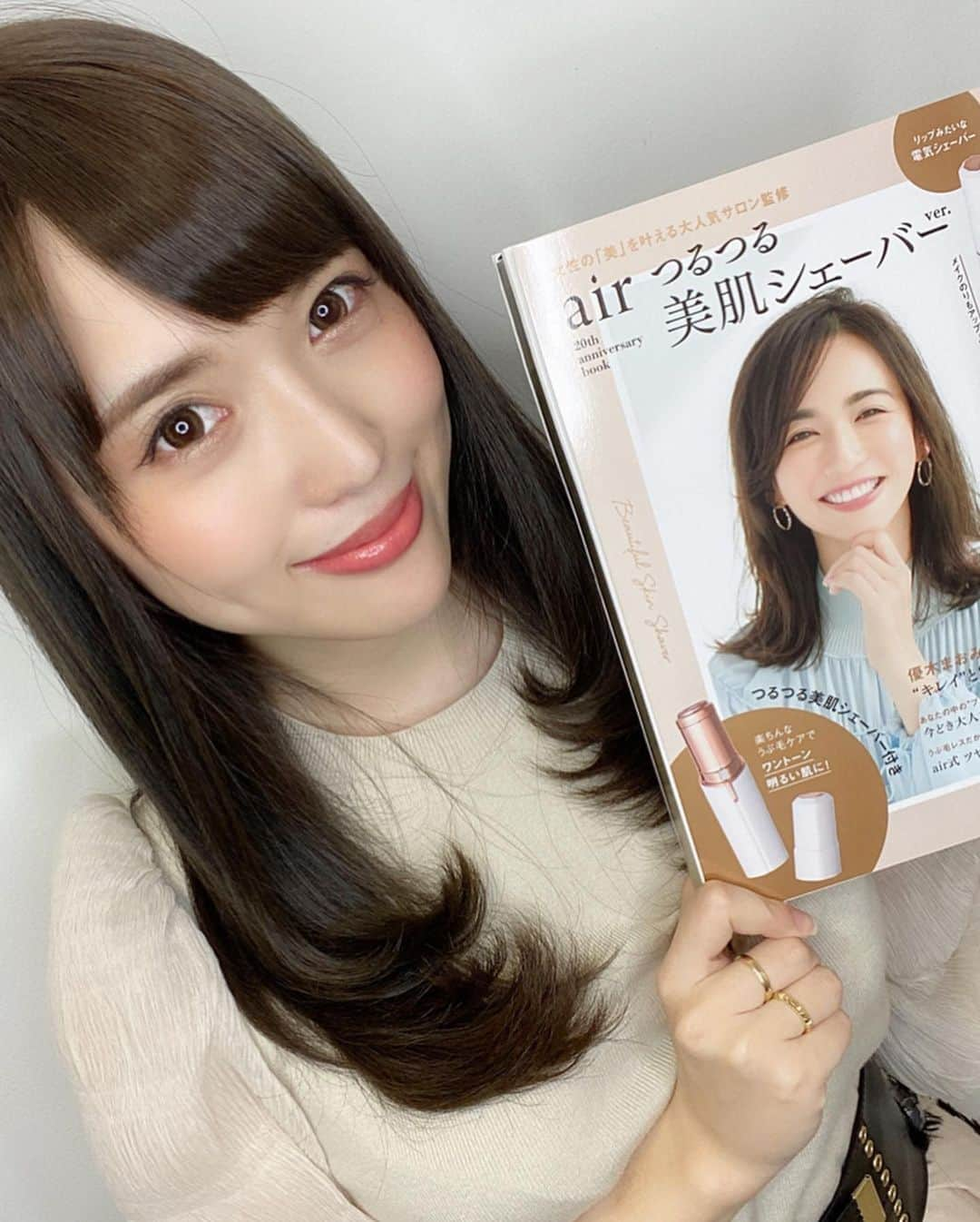 岡英里さんのインスタグラム写真 - (岡英里Instagram)「@air_ginza_central でカラー、トリートメント、カットしてきたよ💇‍♀️💓 . . 今回の榛葉さんおまかせカラーは #フュージョニストカラー ‼️ グレーを強めたことで今まで以上に透明感ある綺麗なカラーに仕上がりました😊❤️ . . この時期どう頑張っても乾燥で毛先がパサついちゃうんだけど、いつもの #プラチナプレミアムトリートメント でしっかりケアしてサラサラな指通りに👌✨ . . そして先月末に発売したair20周年記念ムック本第2弾 【air 20th anniversary book つるつる美肌シェーバーver.】が店頭にあったのですかさず購入していきました🥺💕 . . Amazonとかでもすぐに買えない状態だったから買えてよかった👍 . . 店内はちゃんとコロナ対策もしていたので安心して過ごせましたよ☺️✨ . . 不要不急な外出は控えるべきだけど、こういう美容って気分転換するためにも絶対必要なので、なんもすることなく自宅待機…なんて人はヘアケアしてみるのオススメです😌👍 . . 榛葉さん @air_t_shinba ありがとうございました💓 . . #airGINZAcentral  #エアー銀座セントラル #銀座 #美容室 #✂︎ #ヘアサロン #fusionist #フュージョニスト #セレクタープロファイブ  #selectorprofive #エイジングケア #髪質改善トリートメント #サラサラ #艶髪 #美髪 #アラサー #アラサー女子 #ヘアケア #美容 #気分転換 #月1の楽しみ #お手入れ #air20周年 #宝島社 #嬉しい #japapnese #instagood #happy」3月4日 18時44分 - okaeri0424