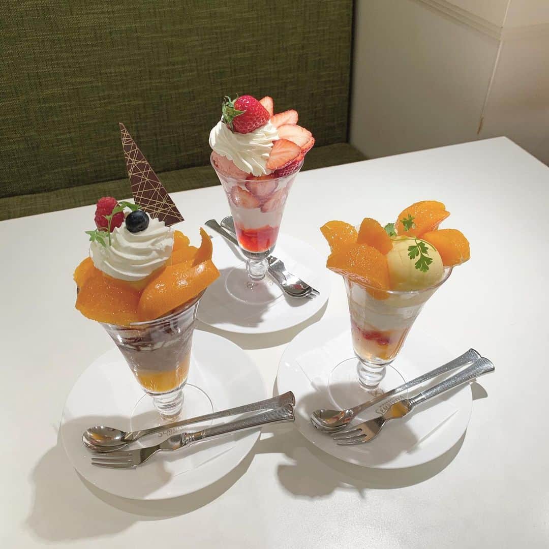 石田一帆さんのインスタグラム写真 - (石田一帆Instagram)「. まだ元気な時に食べたいちごパフェ🍓 . クイーンストロベリー、あまおう、とちおとめの 3種のいちごを食べ比べできるパフェ🤤 いちごがフルーツの中で1番好き。 . せとかは初めて食べたのだけど ジューシーですっごくおいしかった、、🍊 あぁフルーツ食べたい🥺 . #sembikiya#strawberryparfait#setoka#fruits#sweets#千疋屋#千疋屋西武池袋店#3種のいちご食べ比べパフェ#せとかパフェ#フルーツパフェ#いちごパフェ#いちご#せとか」3月4日 18時45分 - ishidakazuho