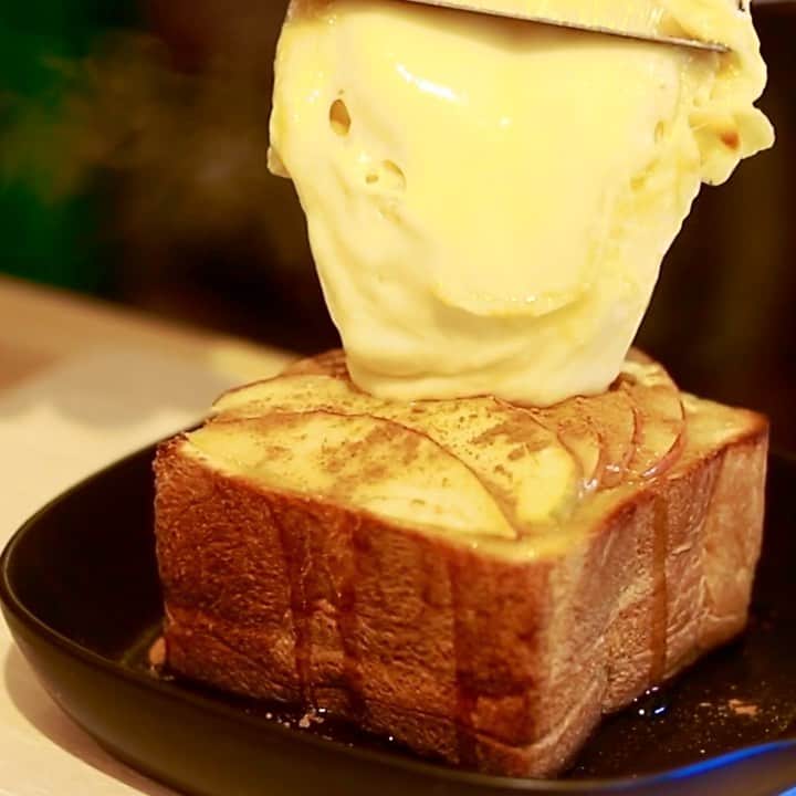 のインスタグラム：「. .  raclette&coffee @raclette_and_coffee  動画の ご要望をいただいたので "アップルシナモン”が 生まれる瞬間を ノーカットで🎥  #racletteandcoffee #ラクレット#kyoto#kyotogourmet」