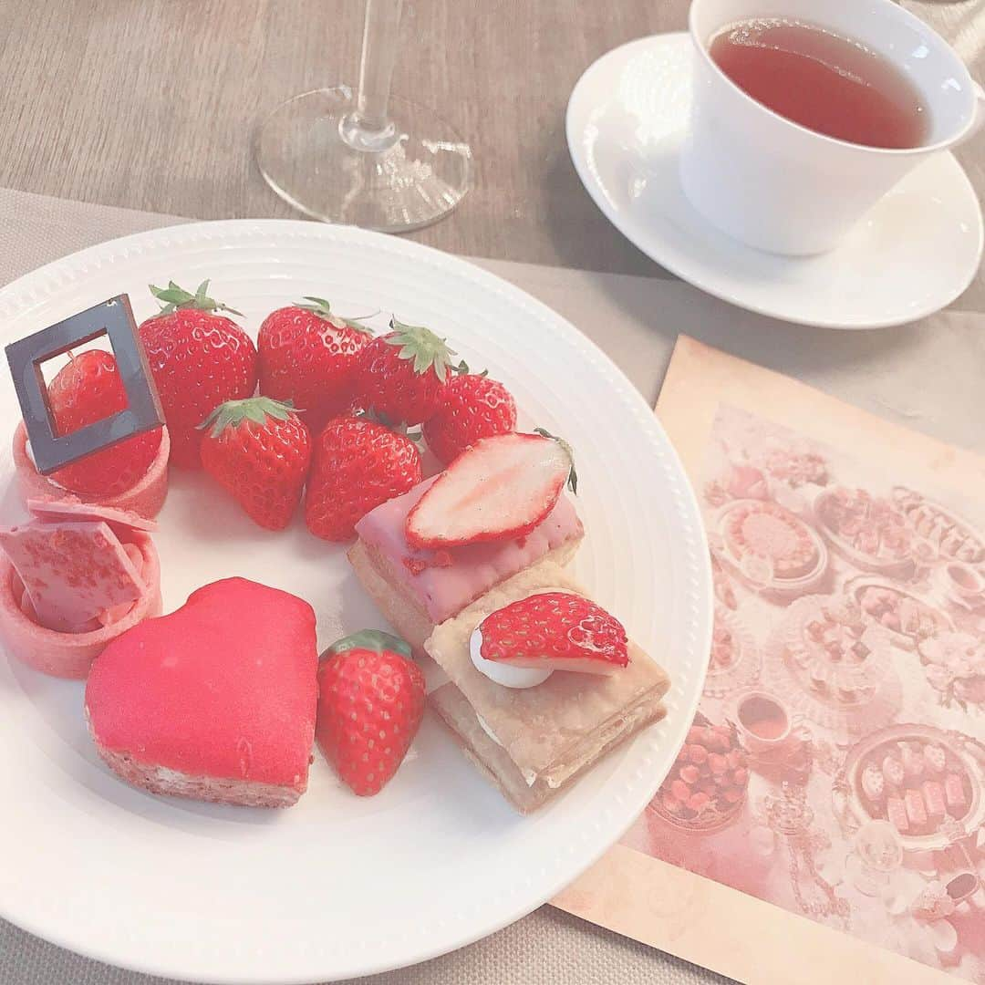 永瀬みなもさんのインスタグラム写真 - (永瀬みなもInstagram)「. . 今年2回目のいちごビュッフェ🍓 少し前に行ってきました☺️ . ビュッフェ自粛になるまえに行けてよかった😭 おでかけしたいとこいっぱいあるのにどこも行けなくてつらいな〜😢 . みんなはお家でみなものDVD見てください💐 . . #anaコンチネンタルホテル  #いちごビュッフェ #ストロベリービュッフェ #ホテルビュッフェ」3月4日 18時53分 - minamotan0212